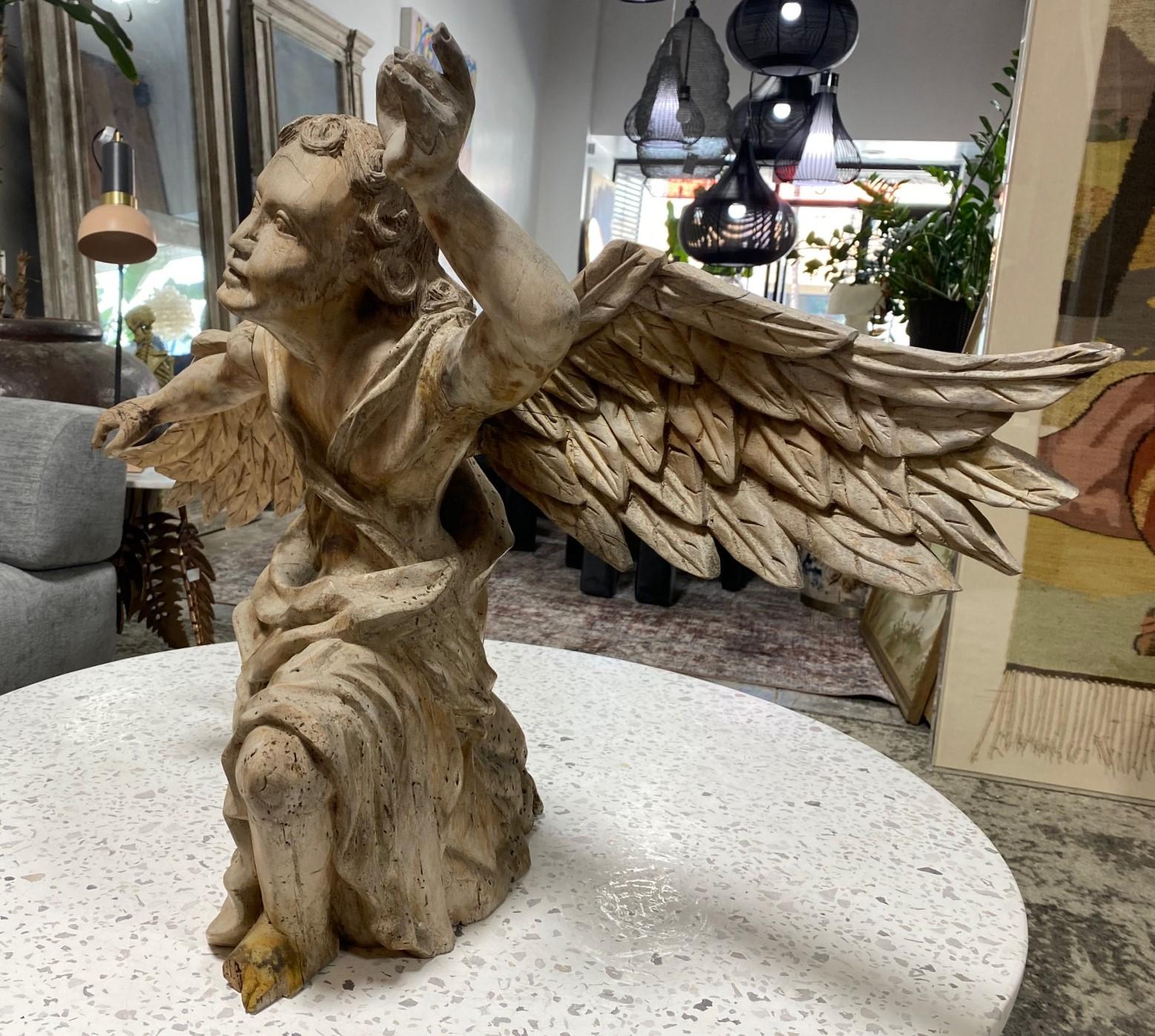 Sculpture d'ange agenouillé en bois sculpté de style baroque italien continental du 18ème siècle en vente 10