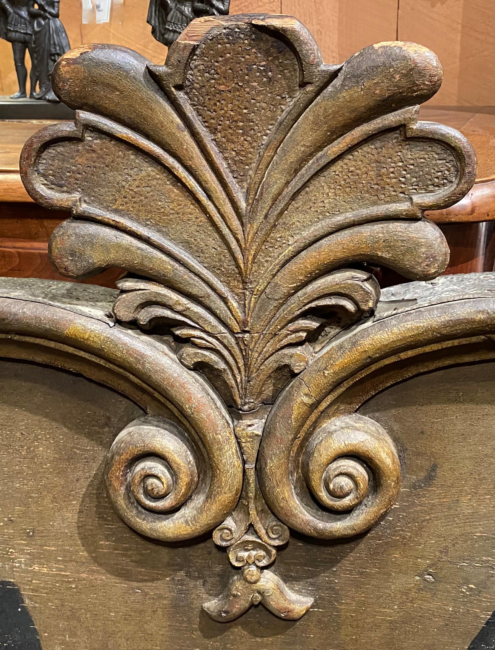 Magnifique cimier architectural en bois polychrome avec au centre un décor sculpté de feuillages surmontant un homme et une femme peints à la main avec entre eux un blason représentant des lions peints en rouge et noir. Continental, datant du XVIIIe