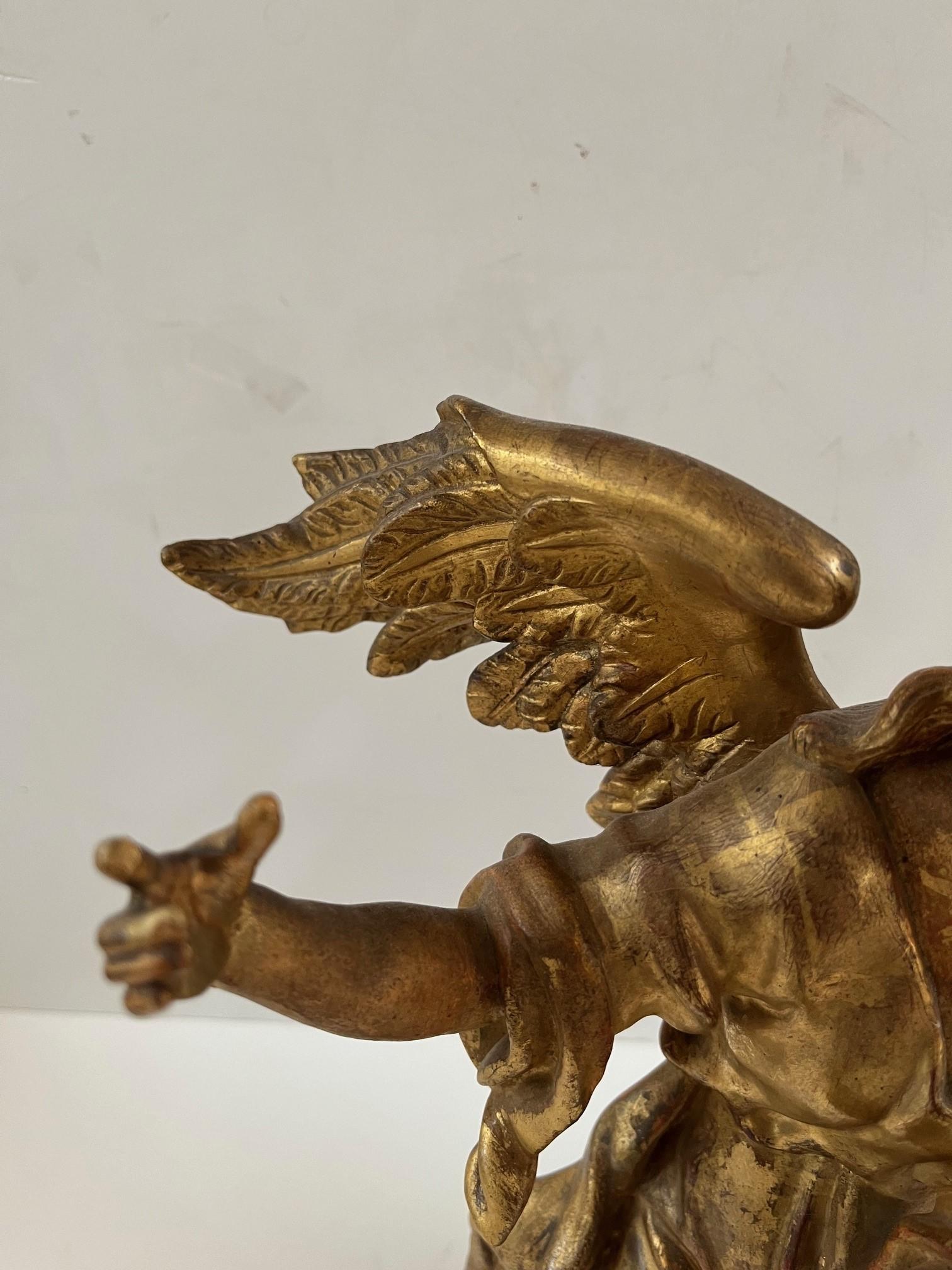 Sculpté Un ange rocococo continental du 18ème siècle en vente