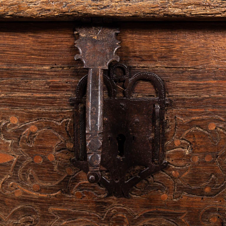 18th Century Continental Style Oakwood Blanket Chest For Sale at 1stDibs