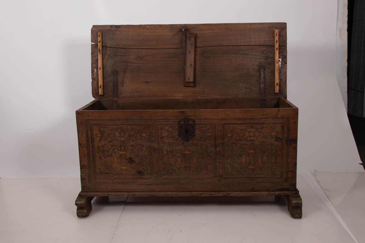 18th Century Continental Style Oakwood Blanket Chest For Sale 3