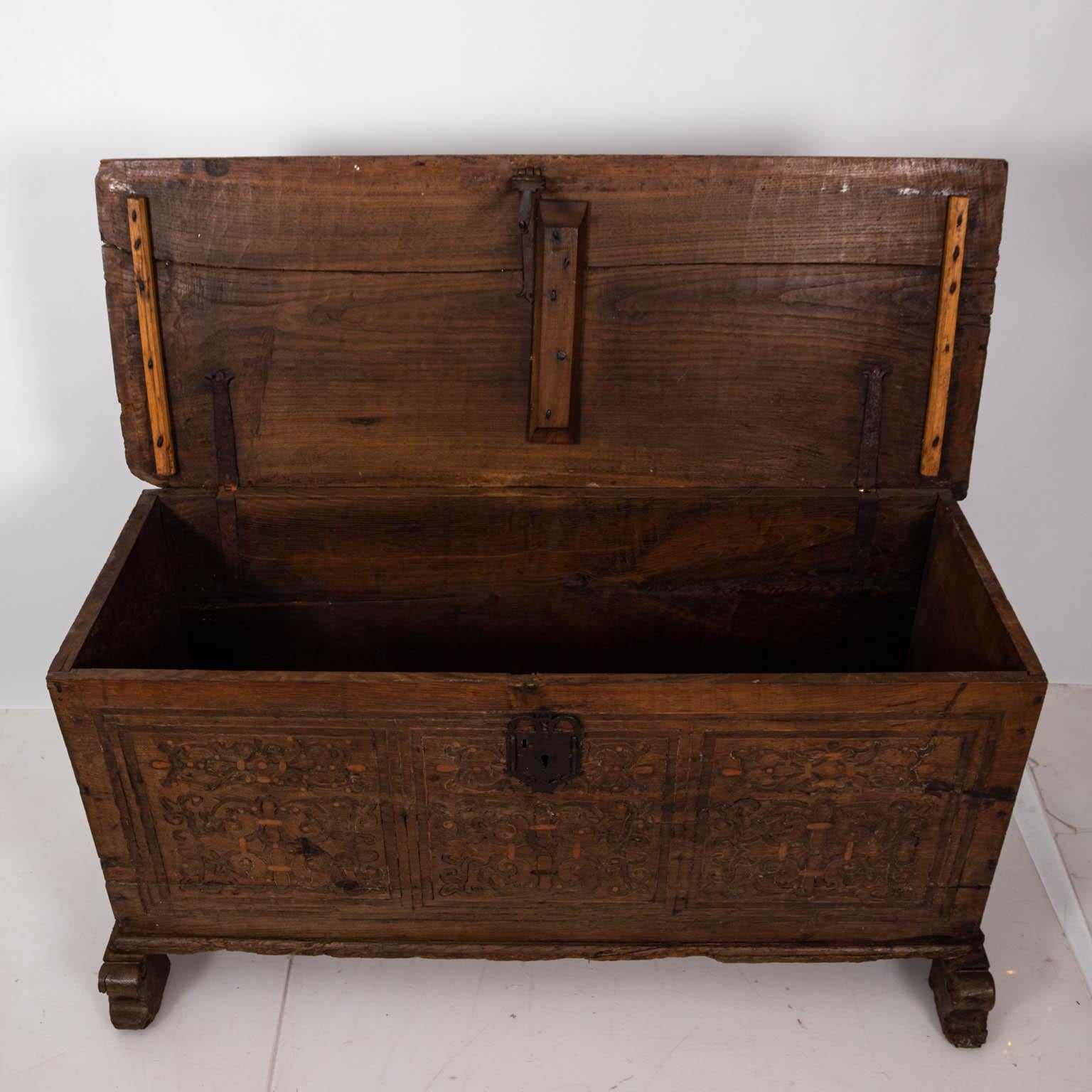 18th Century Continental Style Oakwood Blanket Chest For Sale 4