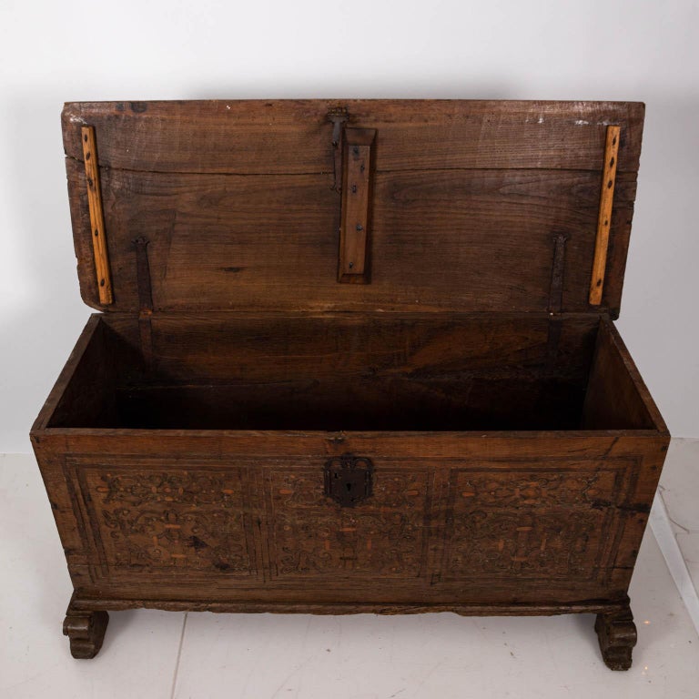 18th Century Continental Style Oakwood Blanket Chest For Sale at 1stDibs
