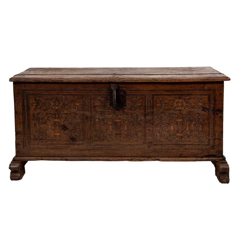 18th Century Continental Style Oakwood Blanket Chest For Sale at 1stDibs
