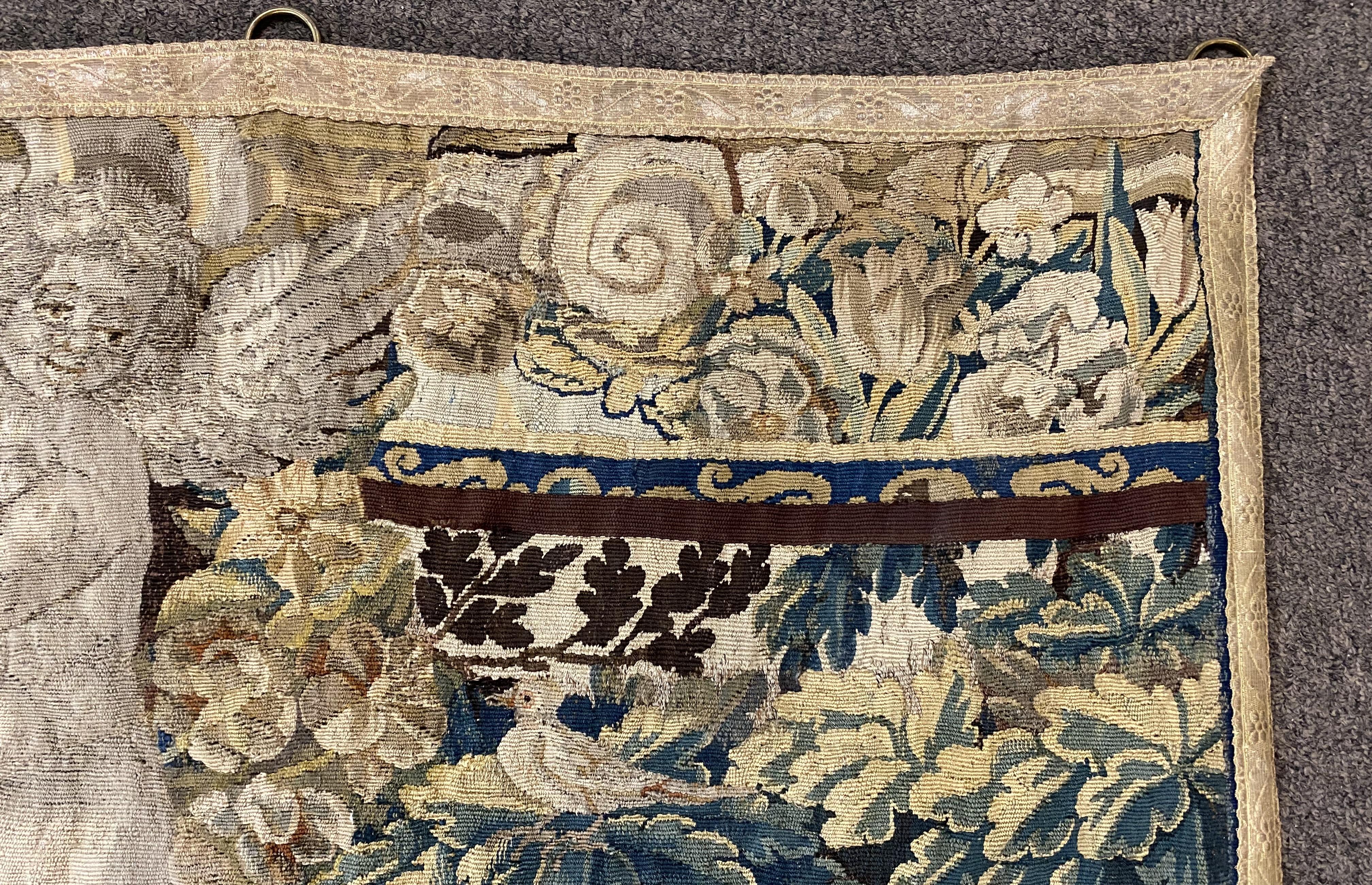 Kontinentales Wandteppichfragment des 18. Jahrhunderts mit Putten oder Engeln und Kartusche im Angebot 2