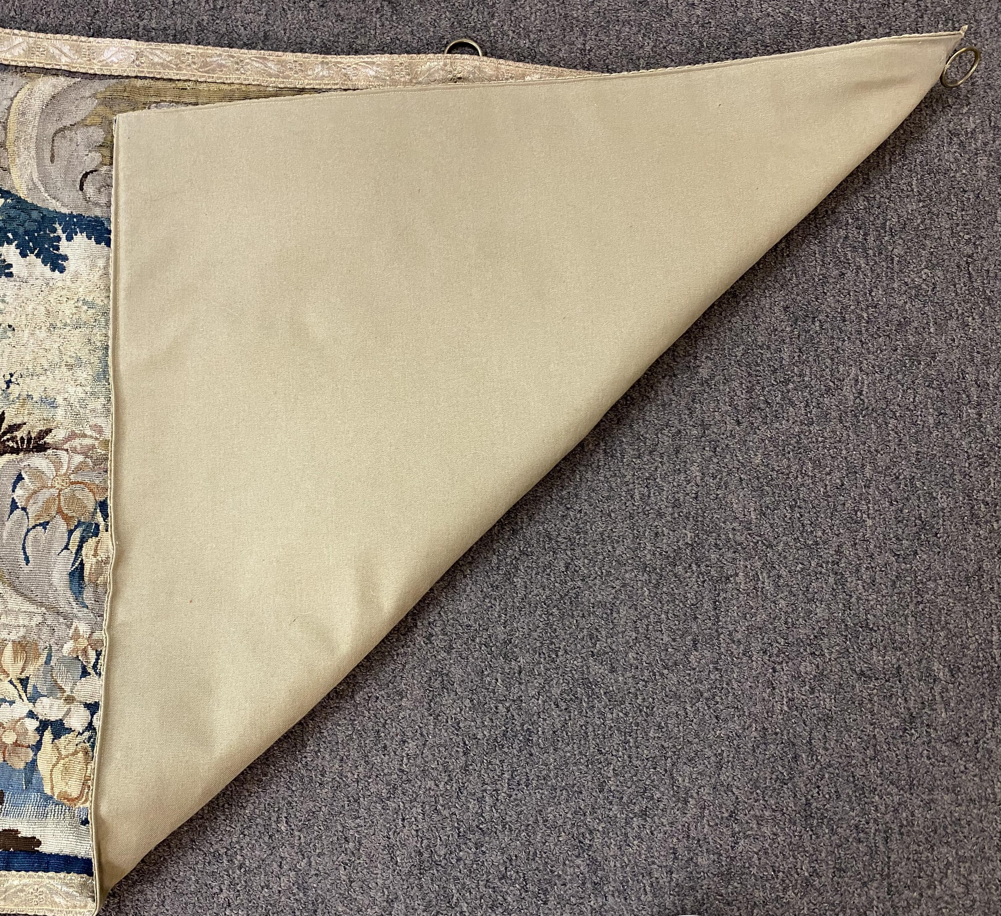 Fragment de tapisserie continentale du 18e siècle avec putti ou anges et cartouche en vente 3