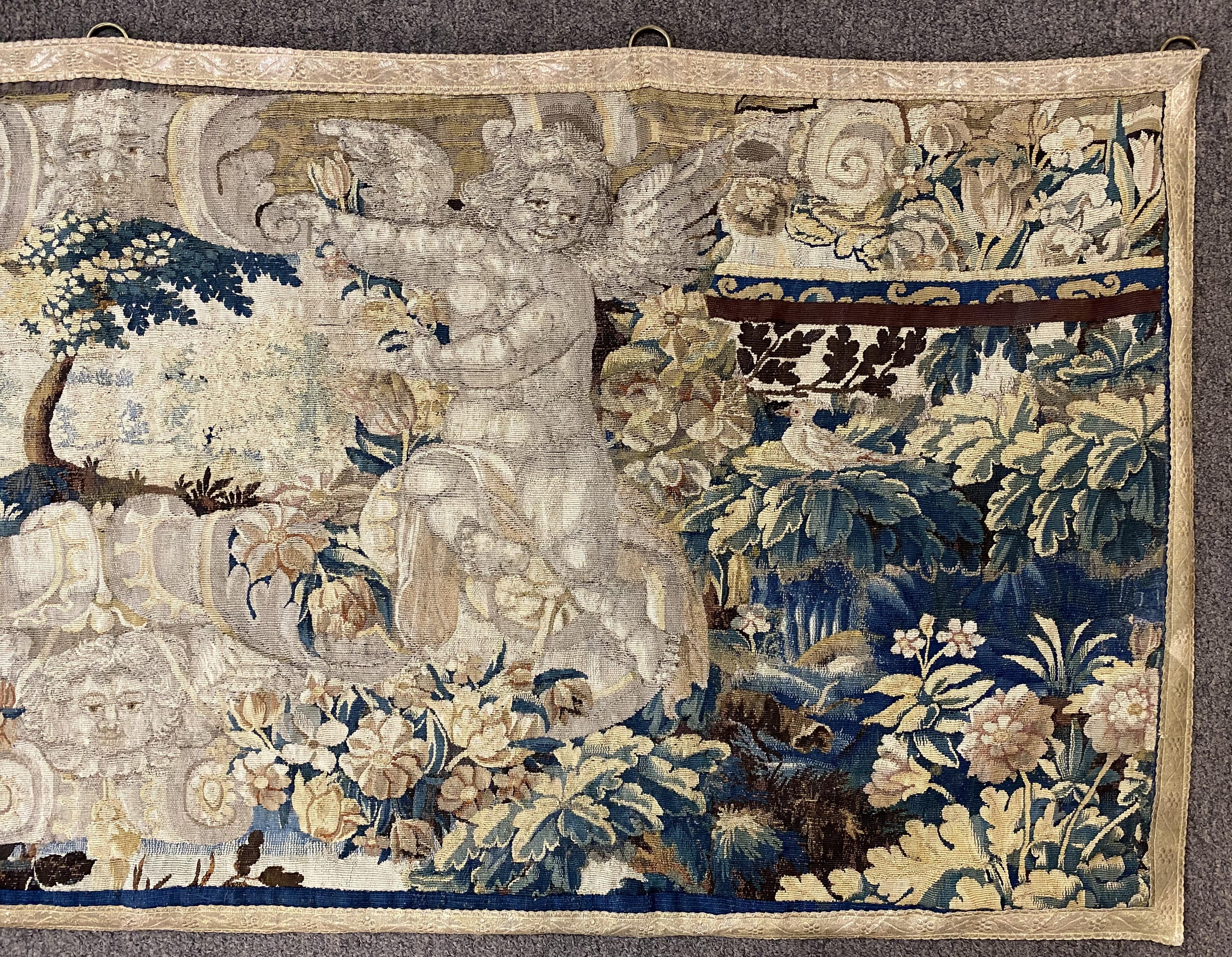 Tissé à la main Fragment de tapisserie continentale du 18e siècle avec putti ou anges et cartouche en vente