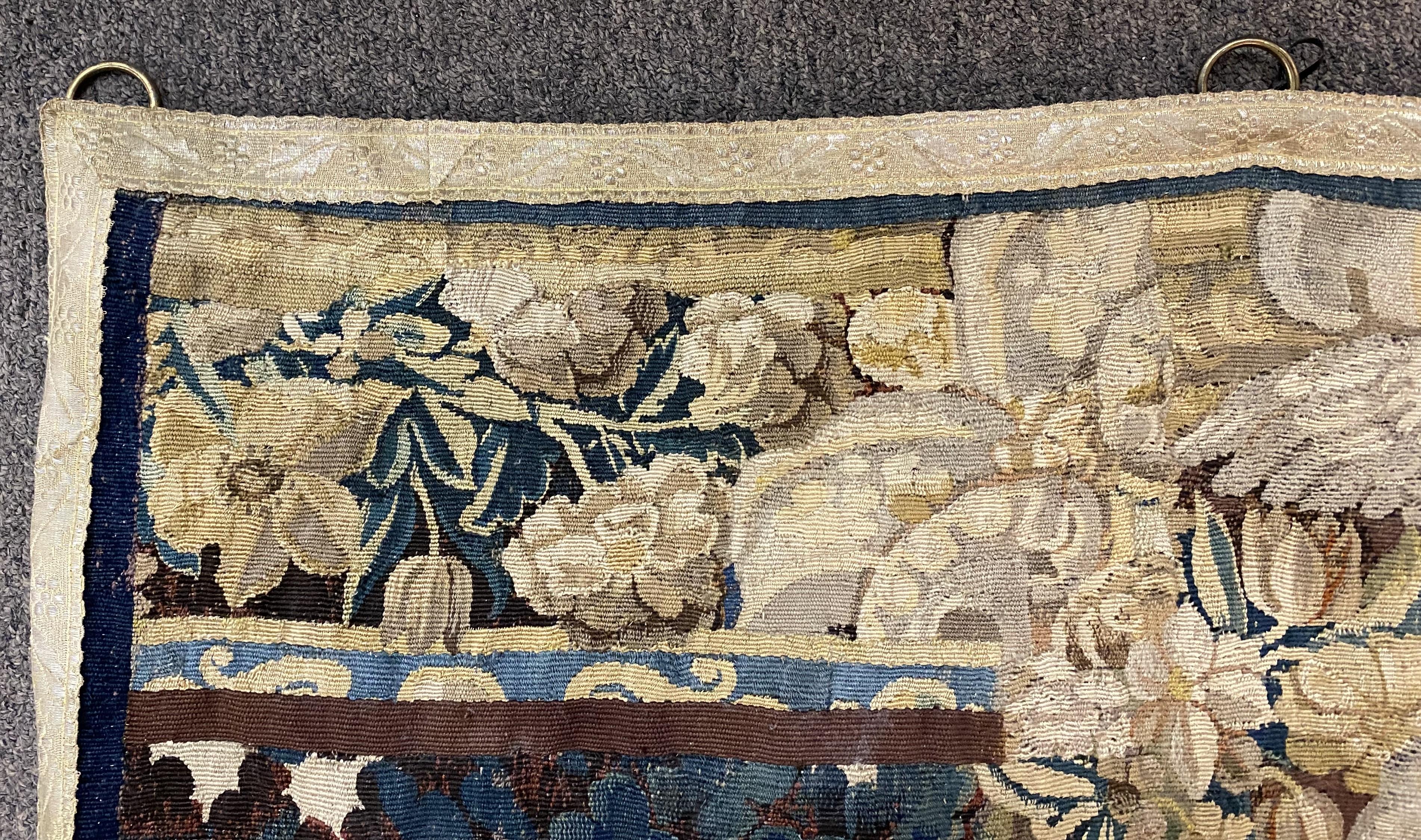Kontinentales Wandteppichfragment des 18. Jahrhunderts mit Putten oder Engeln und Kartusche (Wolle) im Angebot