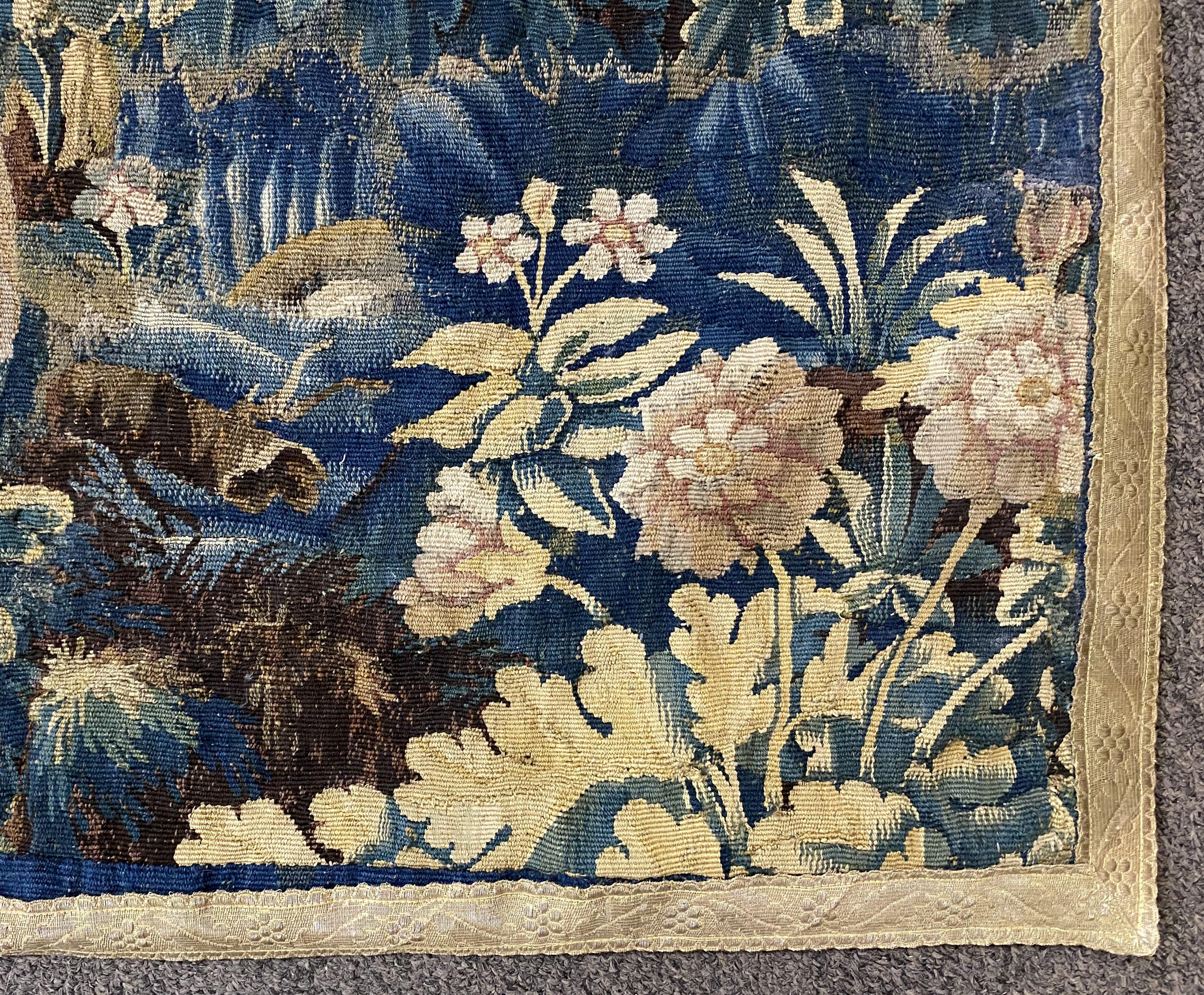 Fragment de tapisserie continentale du 18e siècle avec putti ou anges et cartouche en vente 1