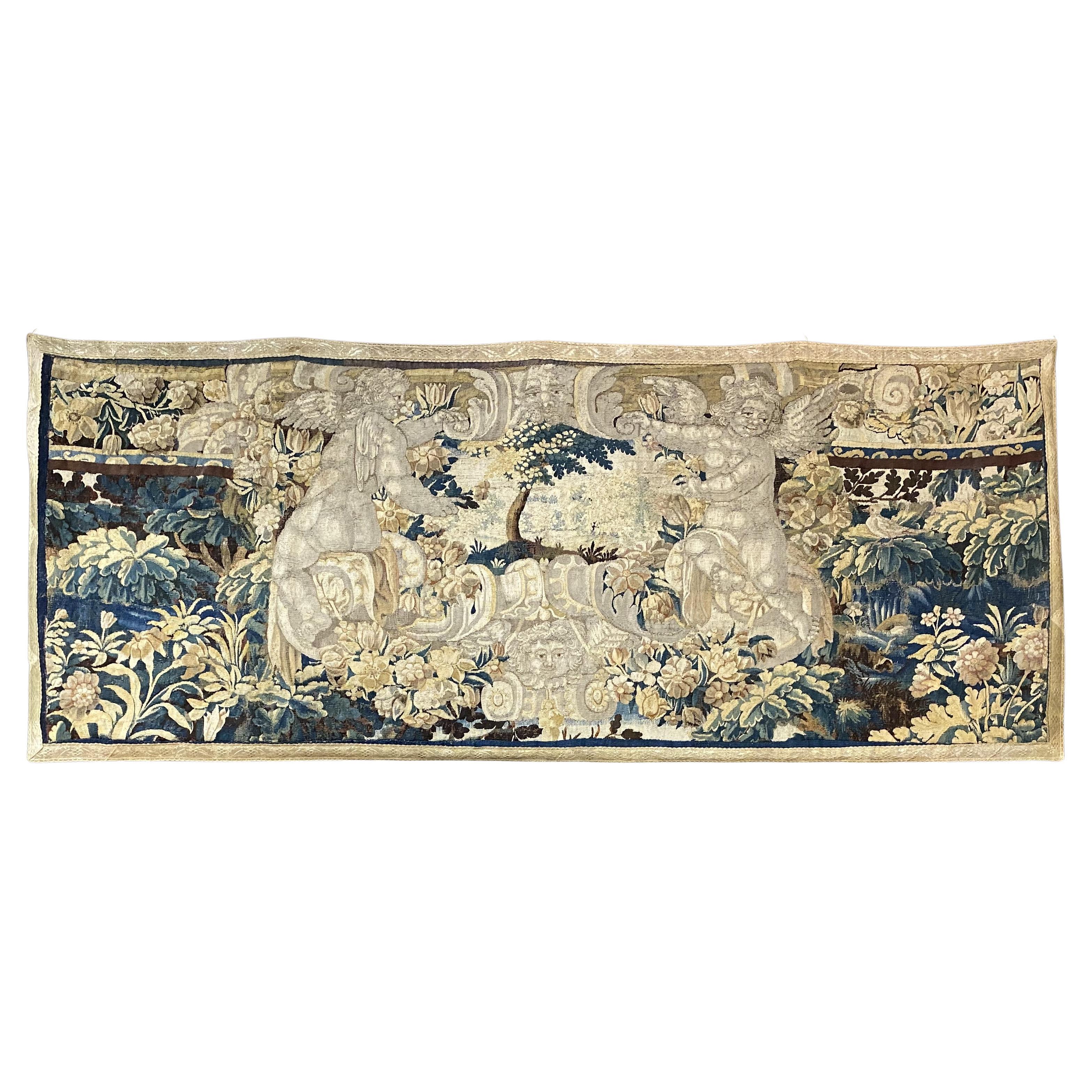Kontinentales Wandteppichfragment des 18. Jahrhunderts mit Putten oder Engeln und Kartusche im Angebot