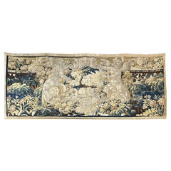 Kontinentales Wandteppichfragment des 18. Jahrhunderts mit Putten oder Engeln und Kartusche