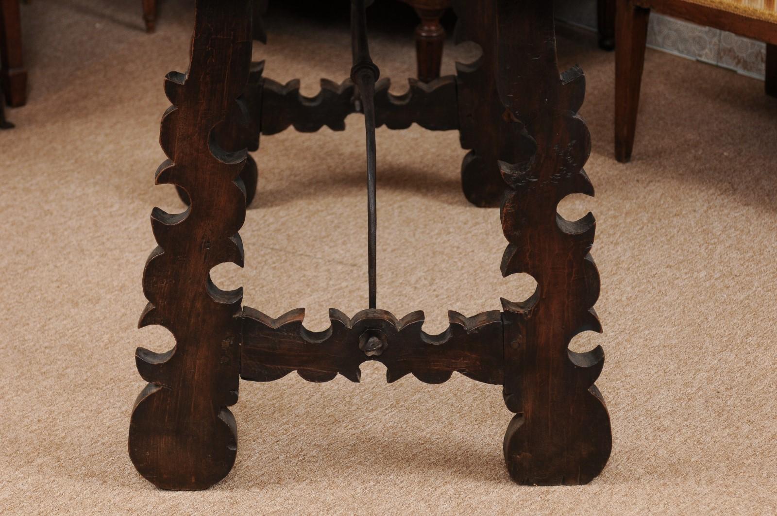 Table en noyer continental du XVIIIe siècle avec pieds en forme de lyre et traverse en fer en vente 4