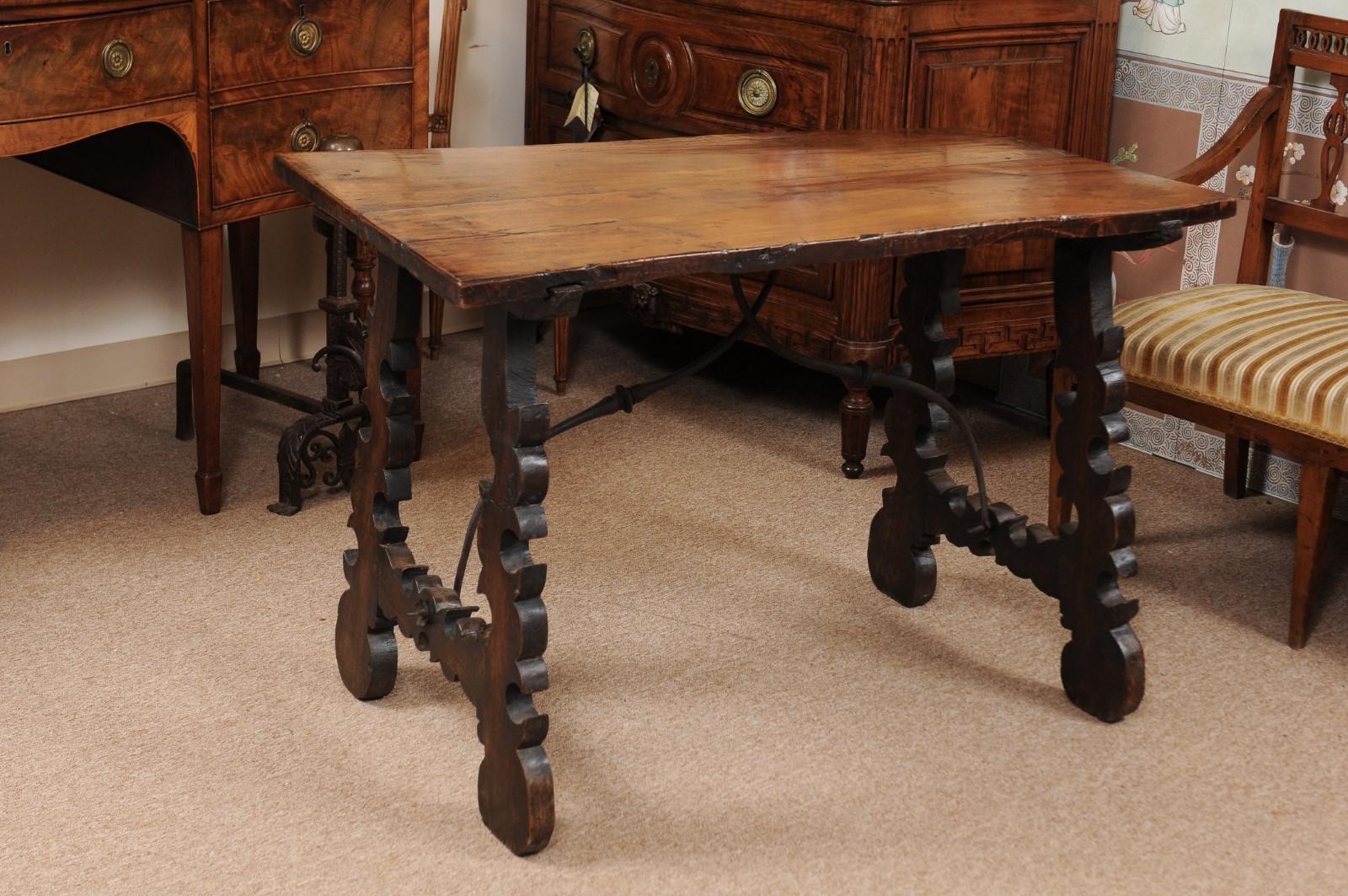 Table en noyer continental du XVIIIe siècle avec pieds en forme de lyre et traverse en fer en vente 2