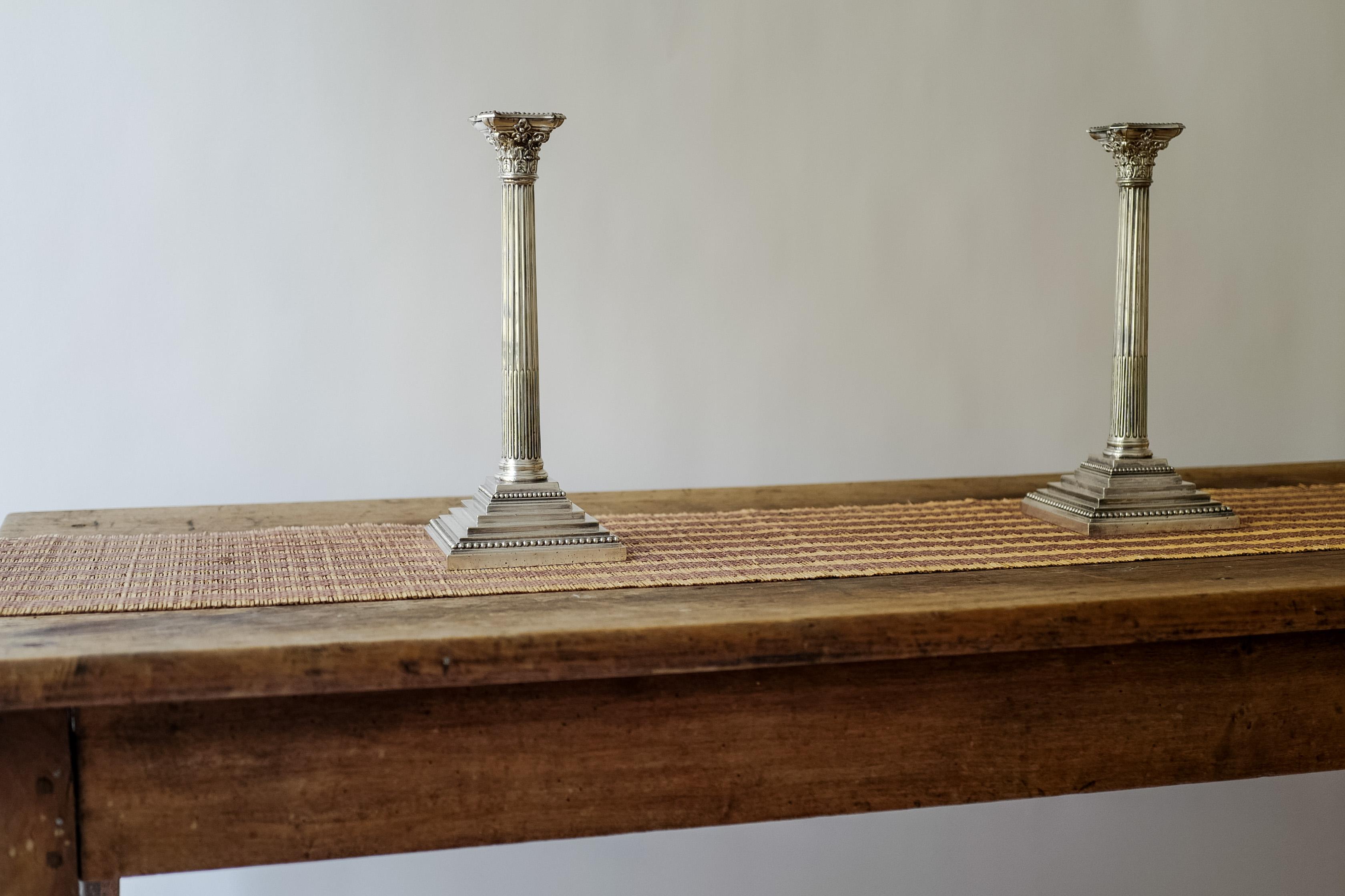 Set of Four 18th Century Sterling Silver Corinthian Candlesticks In Good Condition For Sale In Milano, IT