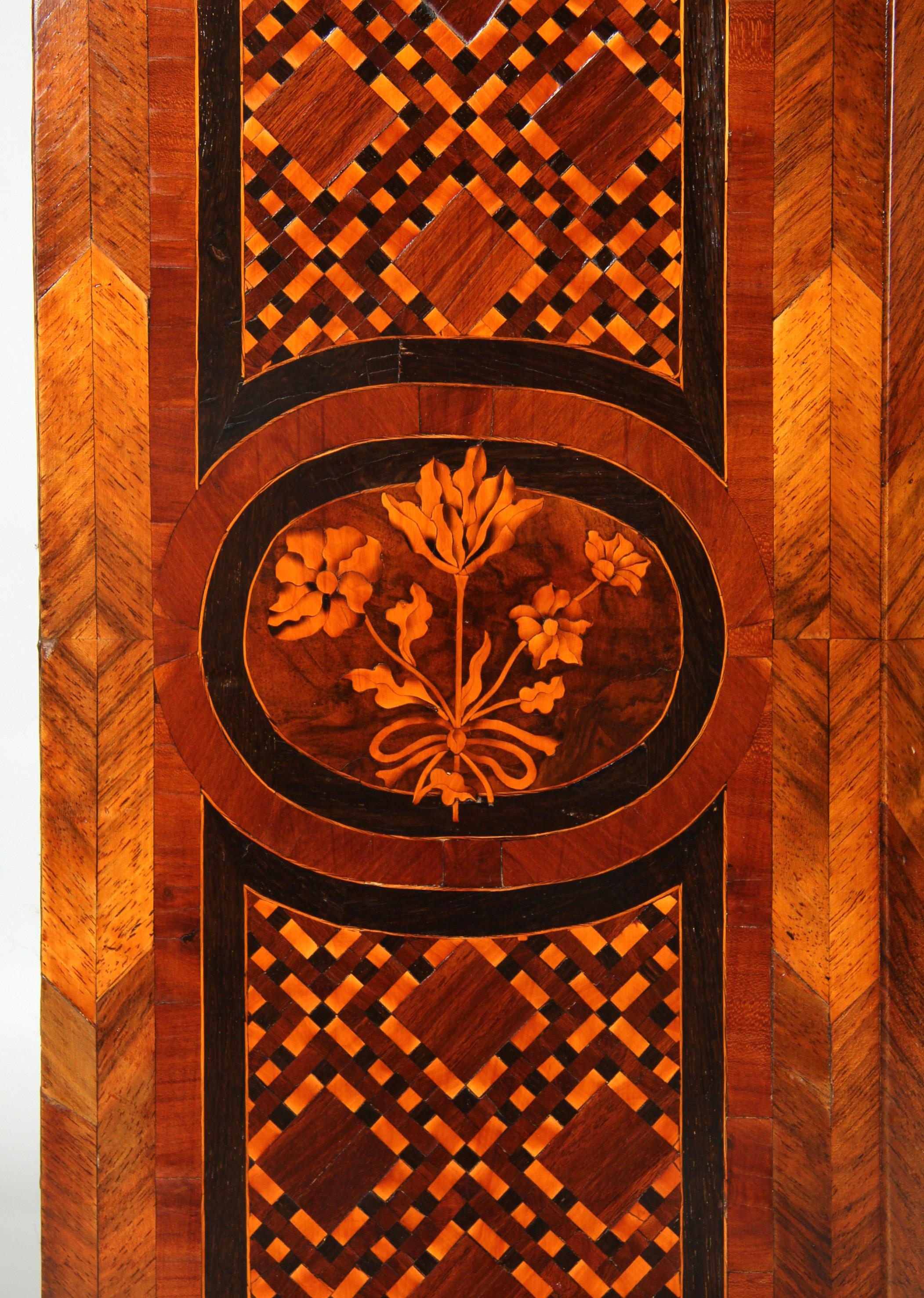 Mobile ad angolo del XVIII secolo con ante in vetro e intarsi, circa 1770 in vendita 2