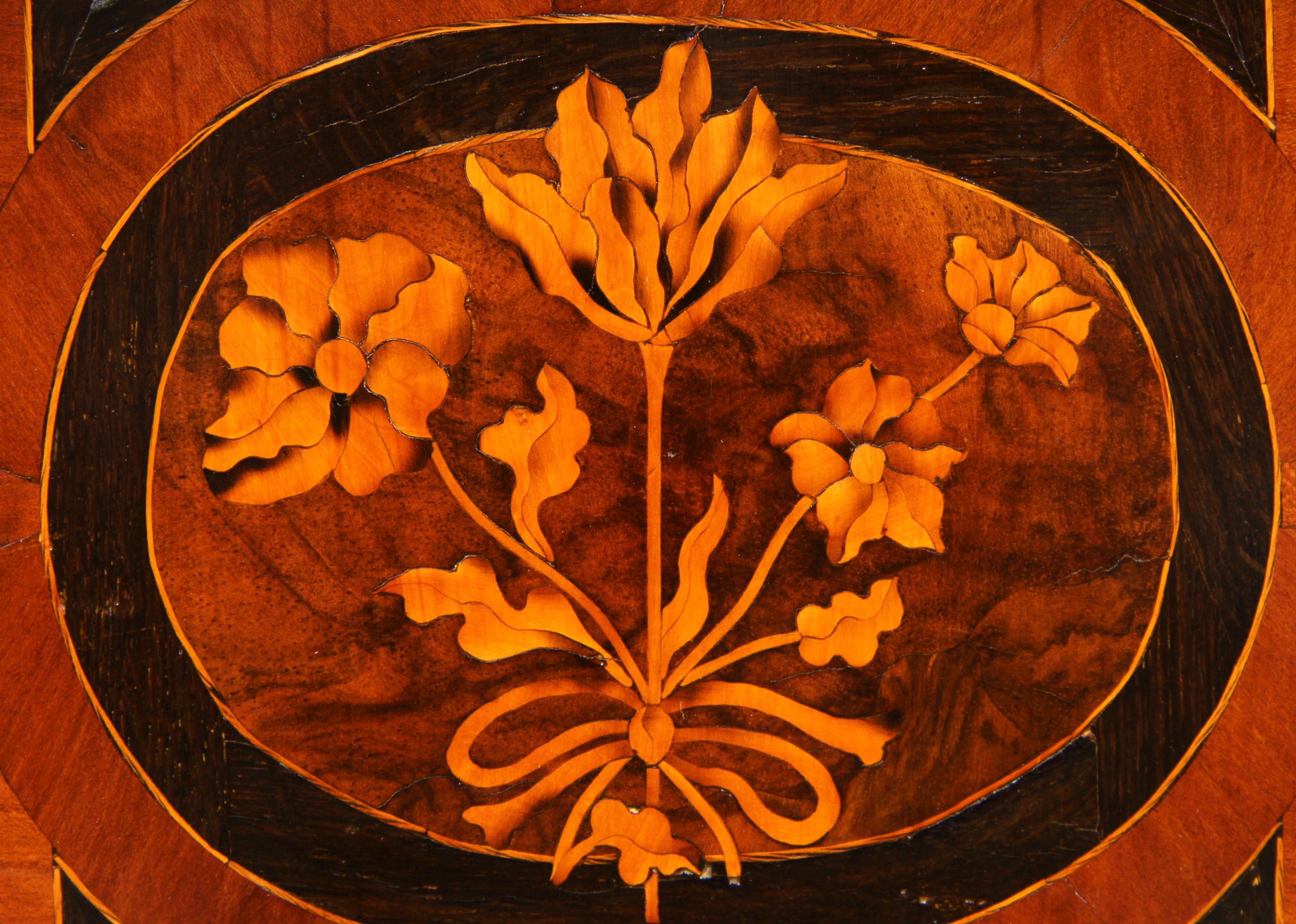 Mobile ad angolo del XVIII secolo con ante in vetro e intarsi, circa 1770 in vendita 3