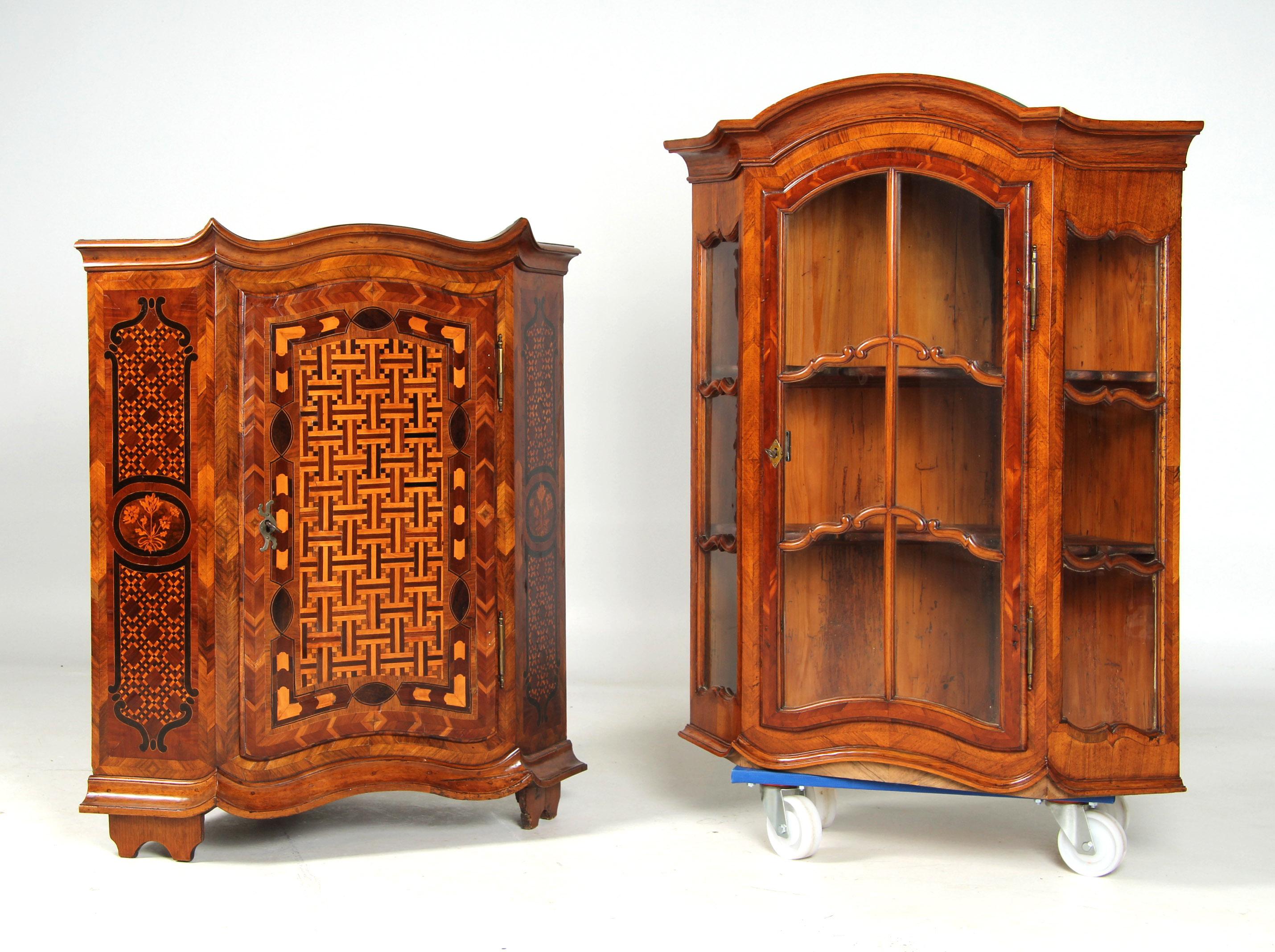 Mobile ad angolo del XVIII secolo con ante in vetro e intarsi, circa 1770 in vendita 4