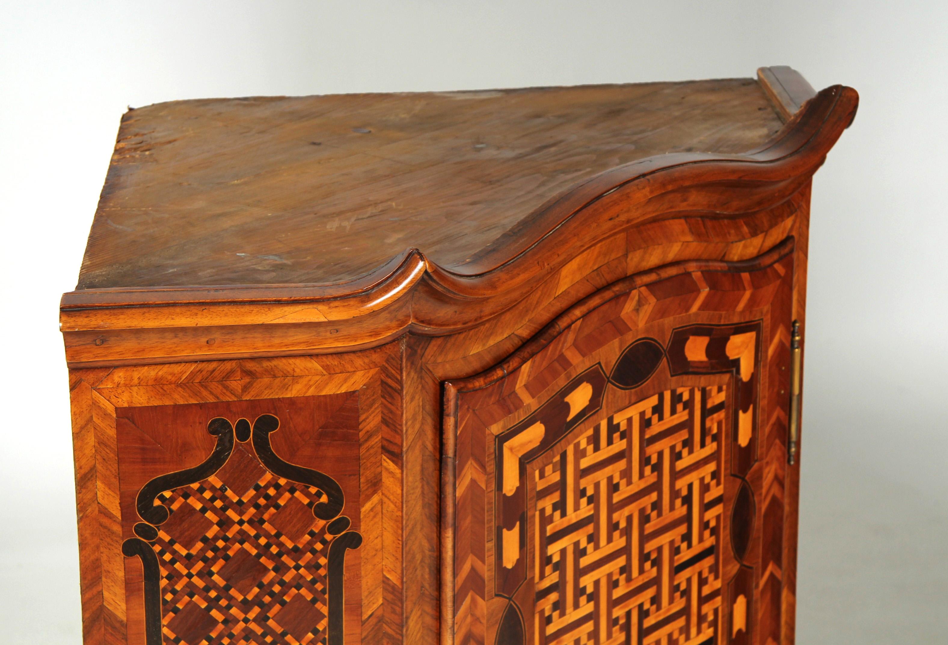 Mobile ad angolo del XVIII secolo con ante in vetro e intarsi, circa 1770 in vendita 5