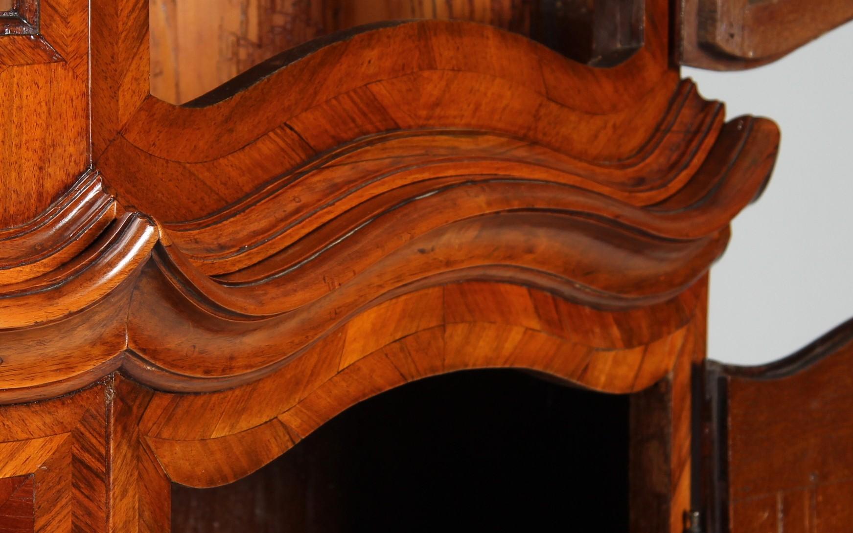 Luigi XVI Mobile ad angolo del XVIII secolo con ante in vetro e intarsi, circa 1770 in vendita