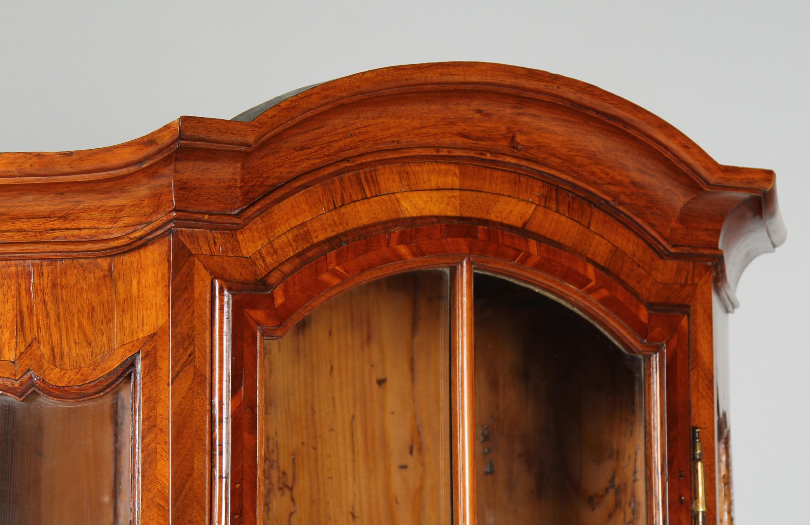 Tedesco Mobile ad angolo del XVIII secolo con ante in vetro e intarsi, circa 1770 in vendita