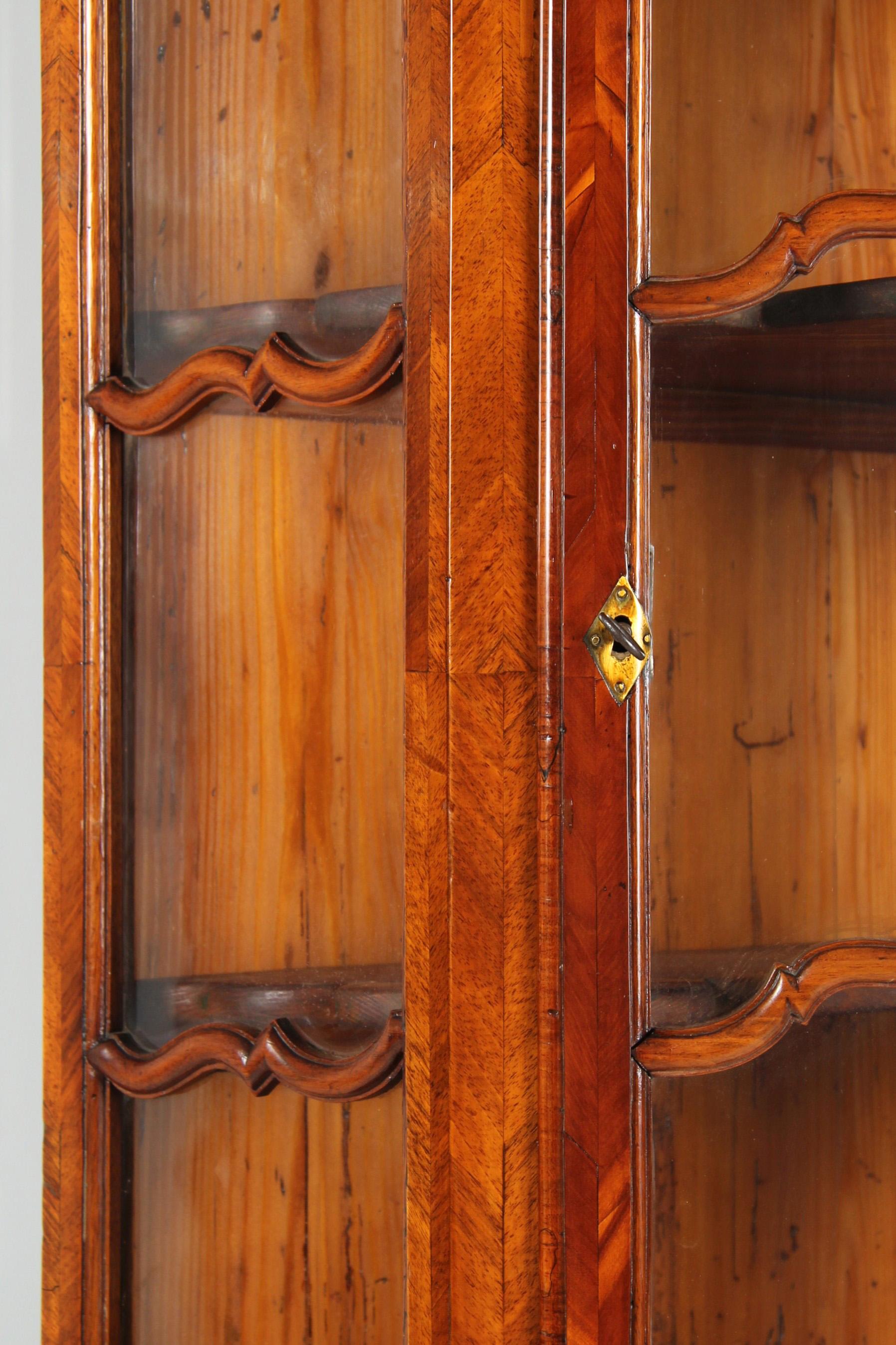 Intagliato Mobile ad angolo del XVIII secolo con ante in vetro e intarsi, circa 1770 in vendita