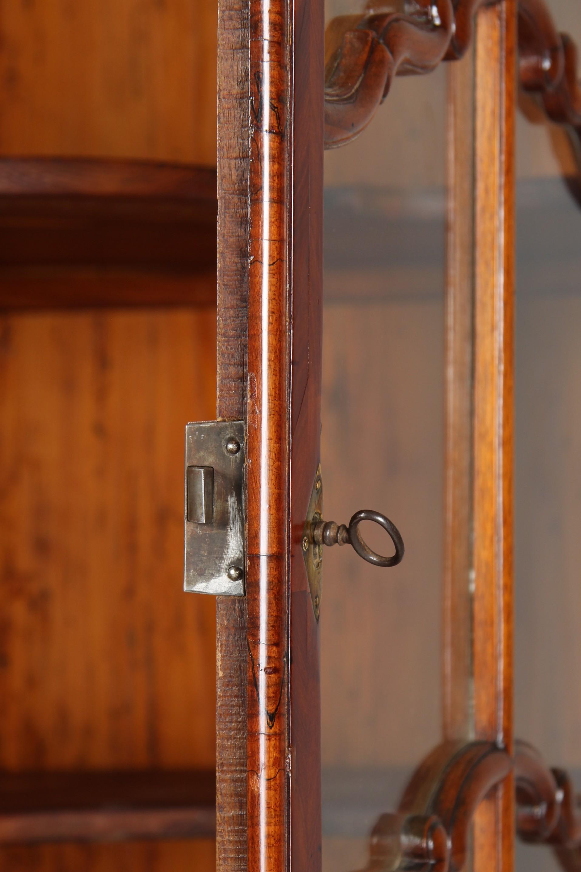 Mobile ad angolo del XVIII secolo con ante in vetro e intarsi, circa 1770 In condizioni buone in vendita a Greven, DE