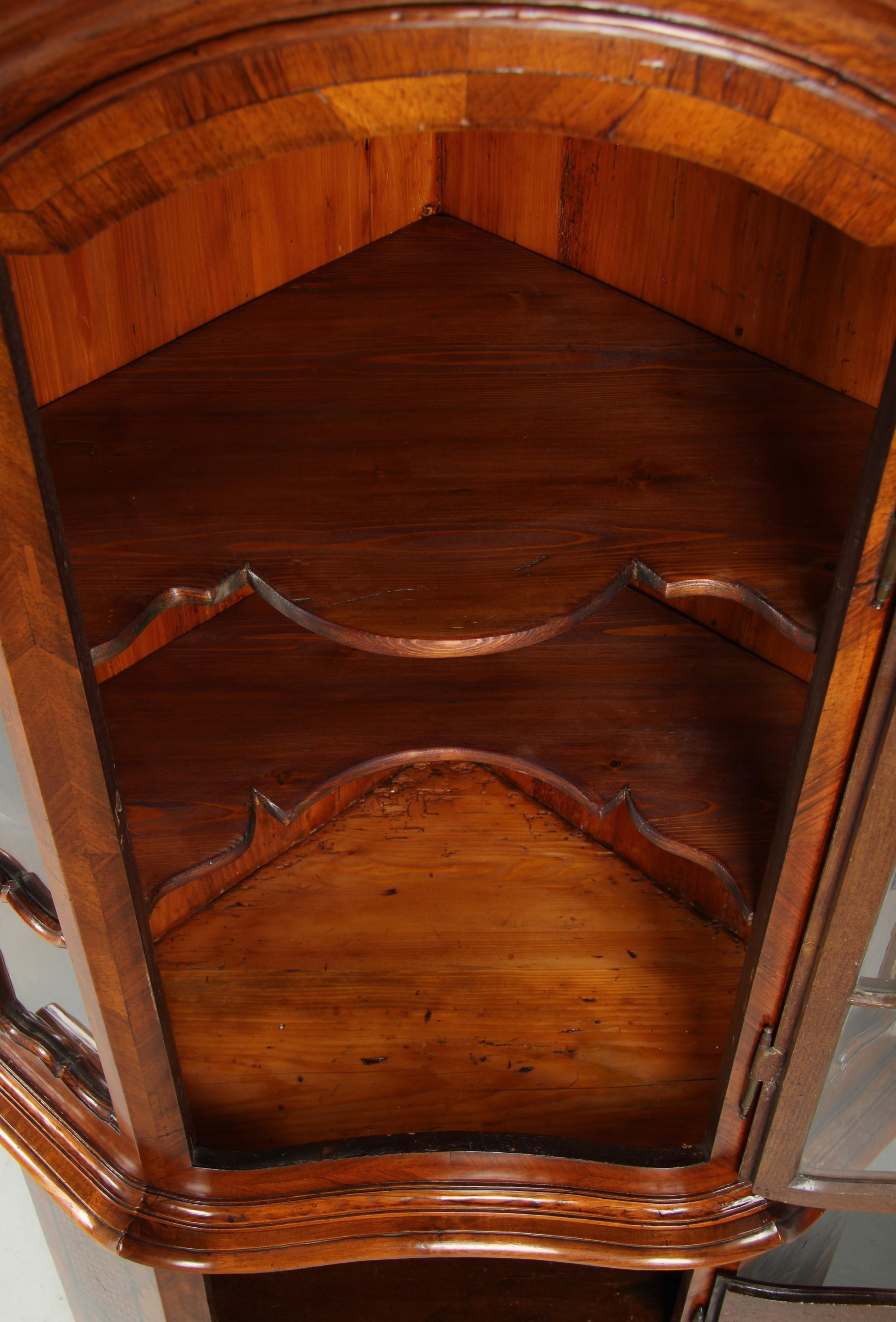 Fine XVIII secolo Mobile ad angolo del XVIII secolo con ante in vetro e intarsi, circa 1770 in vendita