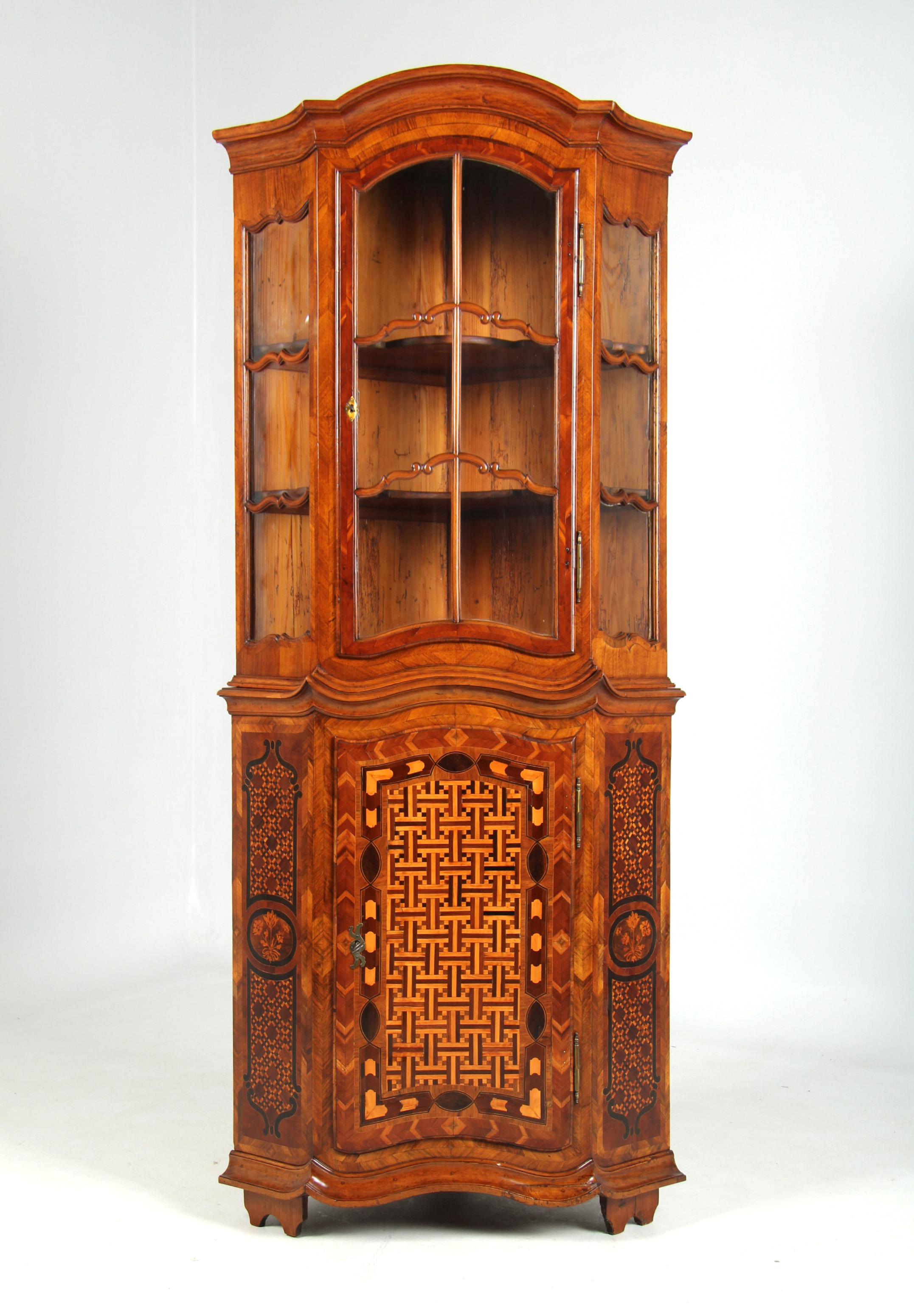 Noce Mobile ad angolo del XVIII secolo con ante in vetro e intarsi, circa 1770 in vendita