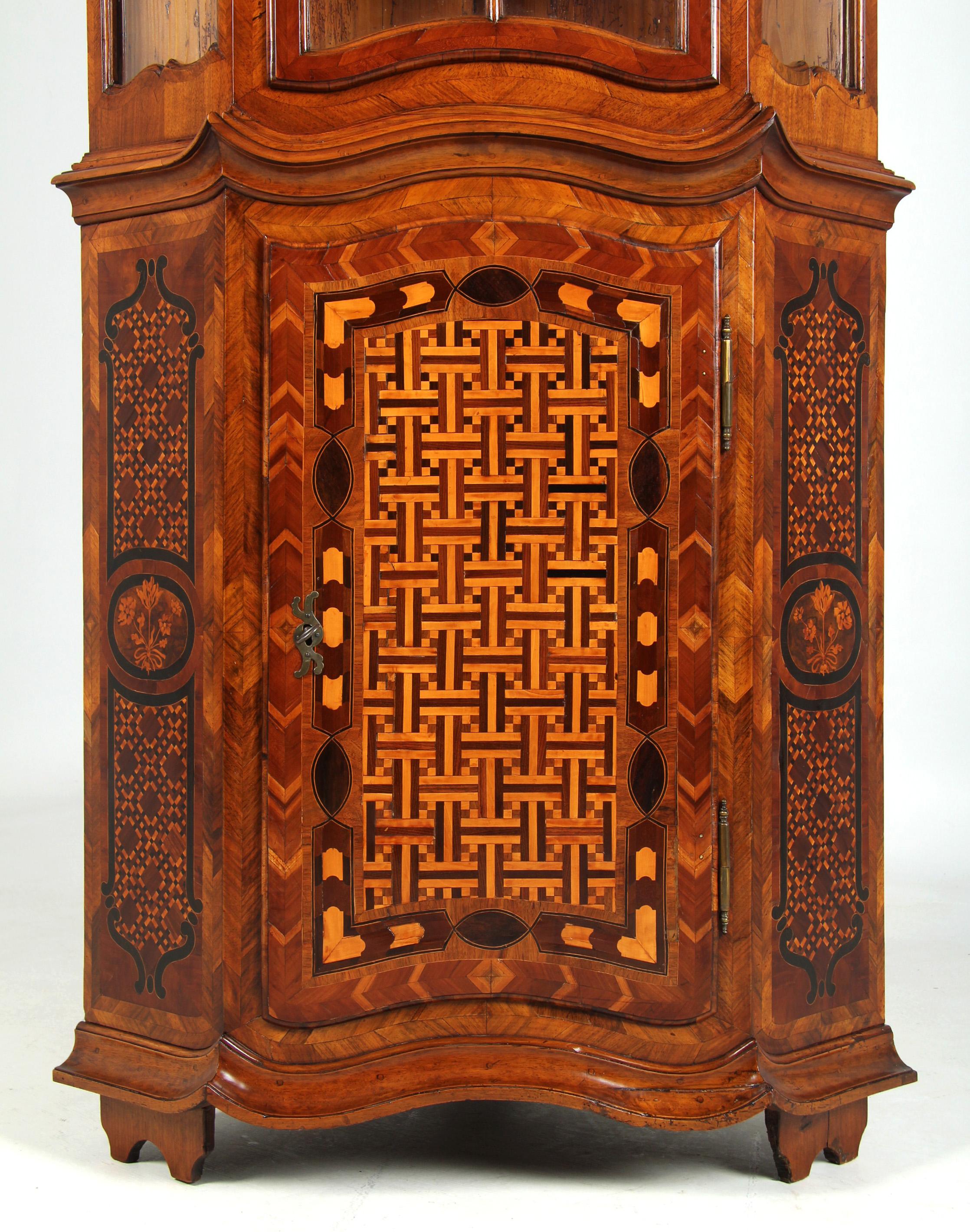 Mobile ad angolo del XVIII secolo con ante in vetro e intarsi, circa 1770 in vendita 1