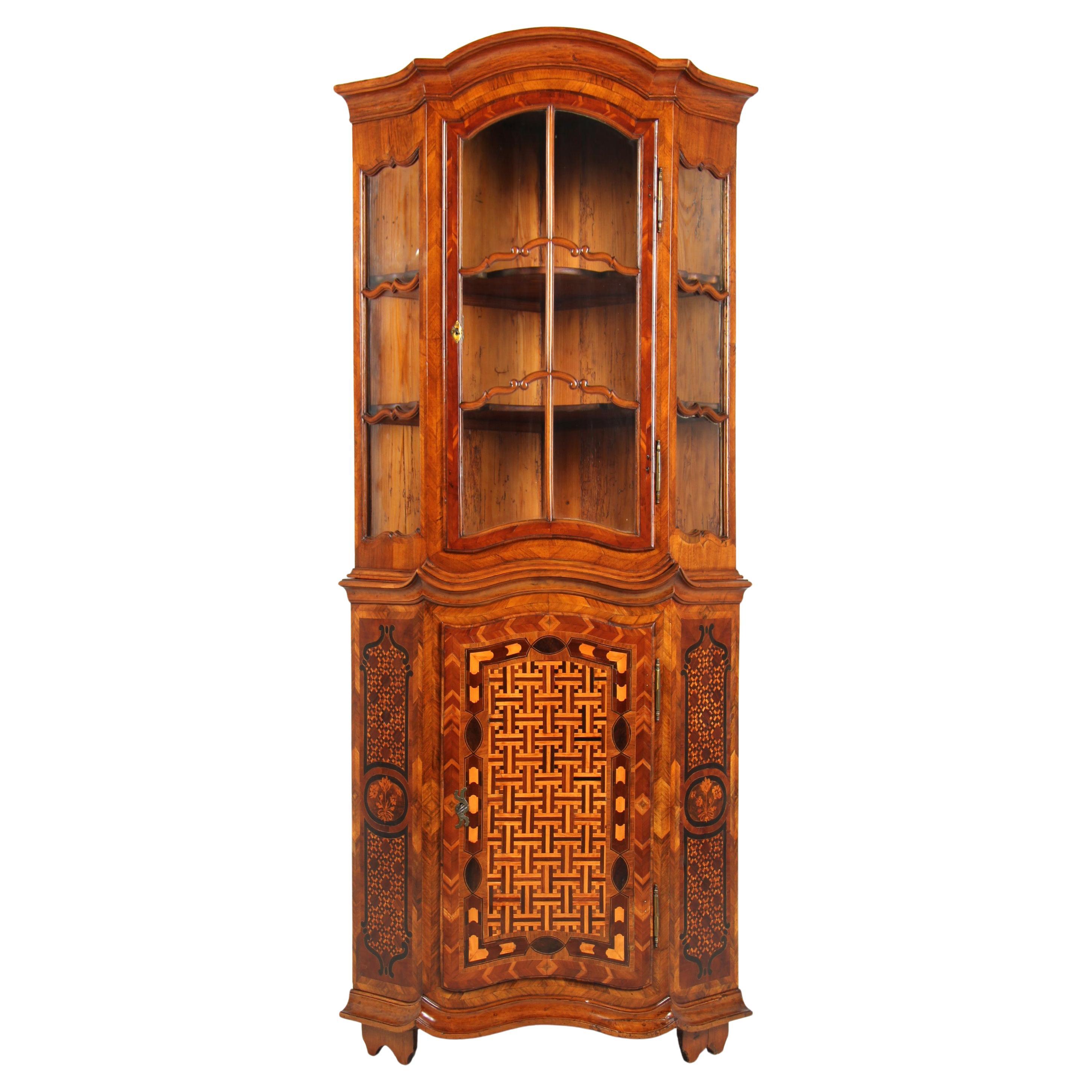 Mobile ad angolo del XVIII secolo con ante in vetro e intarsi, circa 1770