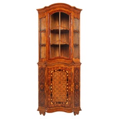 Eckschrank mit Glastüren und Intarsien, 18. Jahrhundert, um 1770