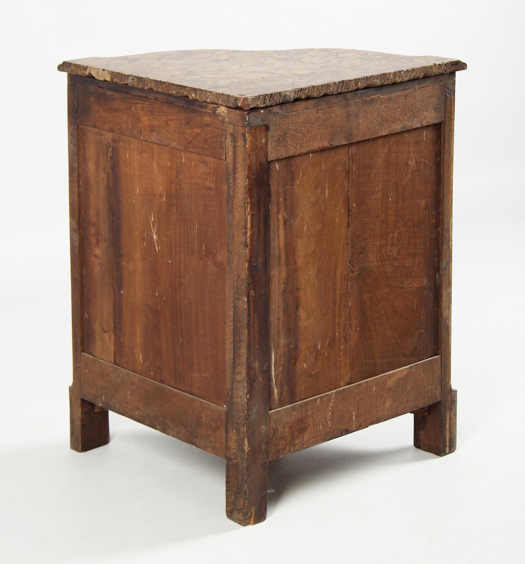 Armoire d'angle du XVIIIe siècle, Coffre d'angle, Encoignure, France, vers 1770 en vente 4
