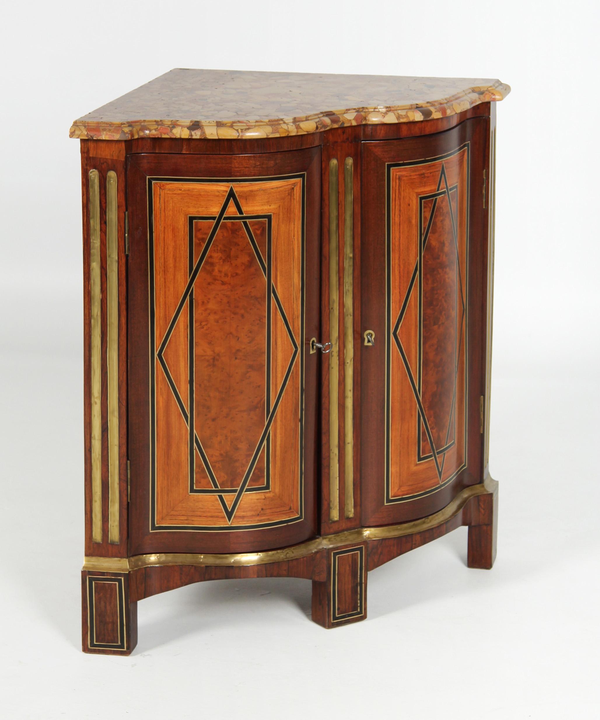 Meuble d'angle ancien avec marqueterie géométrique

France
Acajou, marbre, laiton
Transition vers 1770

Dimensions : Hauteur : 88 cm, largeur : 85 cm, profondeur latérale : 59 cm

Description :
Insolite meuble d'angle mi-hauteur de la période de