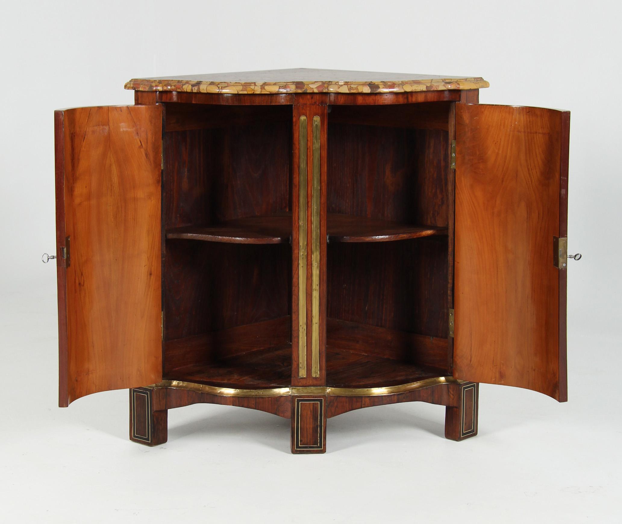 Louis XV Armoire d'angle du XVIIIe siècle, Coffre d'angle, Encoignure, France, vers 1770 en vente