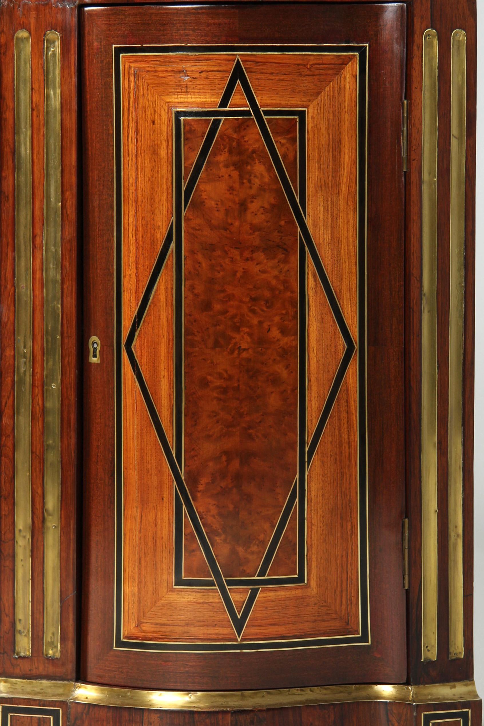 Marqueterie Armoire d'angle du XVIIIe siècle, Coffre d'angle, Encoignure, France, vers 1770 en vente