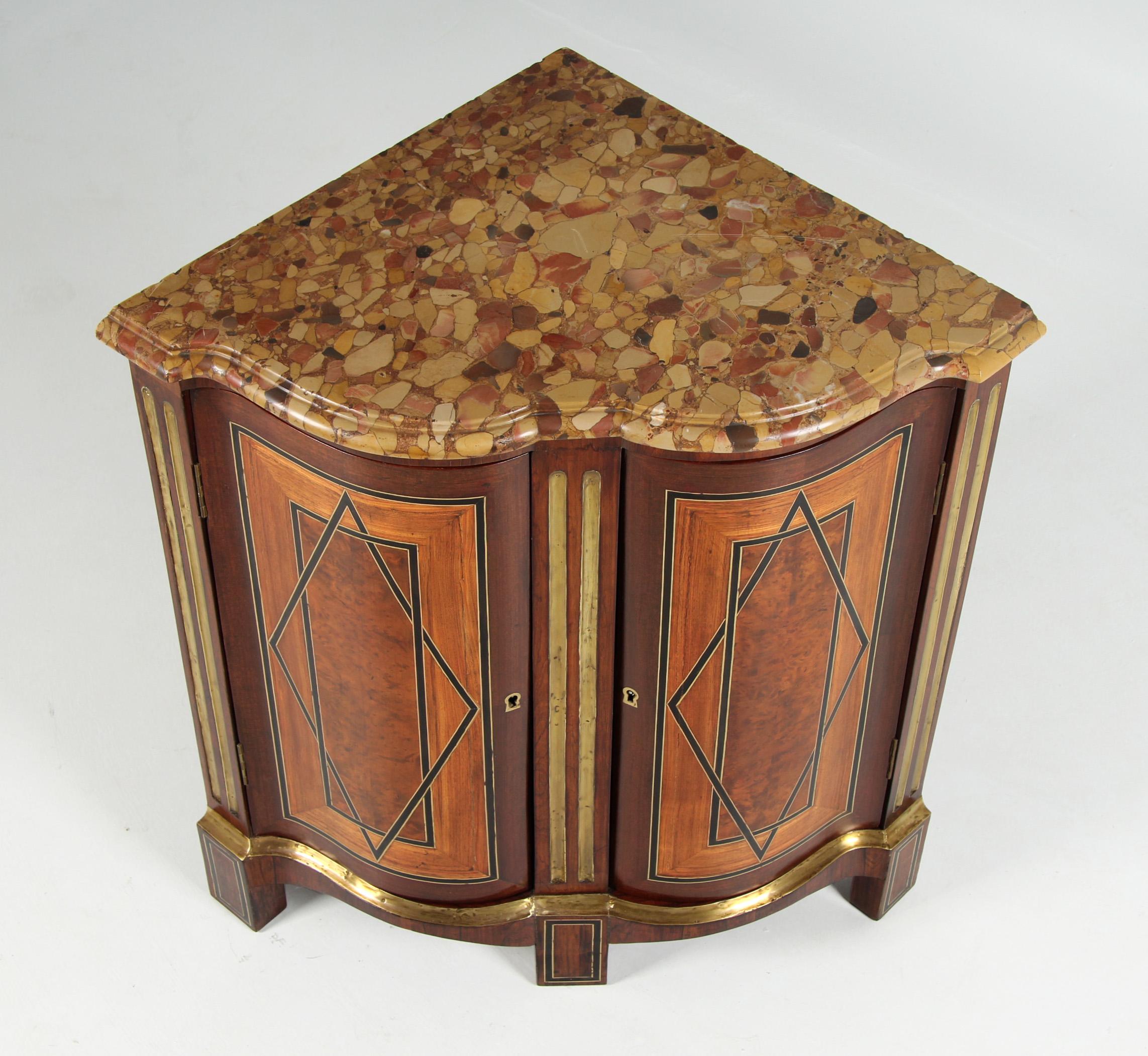 XVIIIe siècle et antérieur Armoire d'angle du XVIIIe siècle, Coffre d'angle, Encoignure, France, vers 1770 en vente