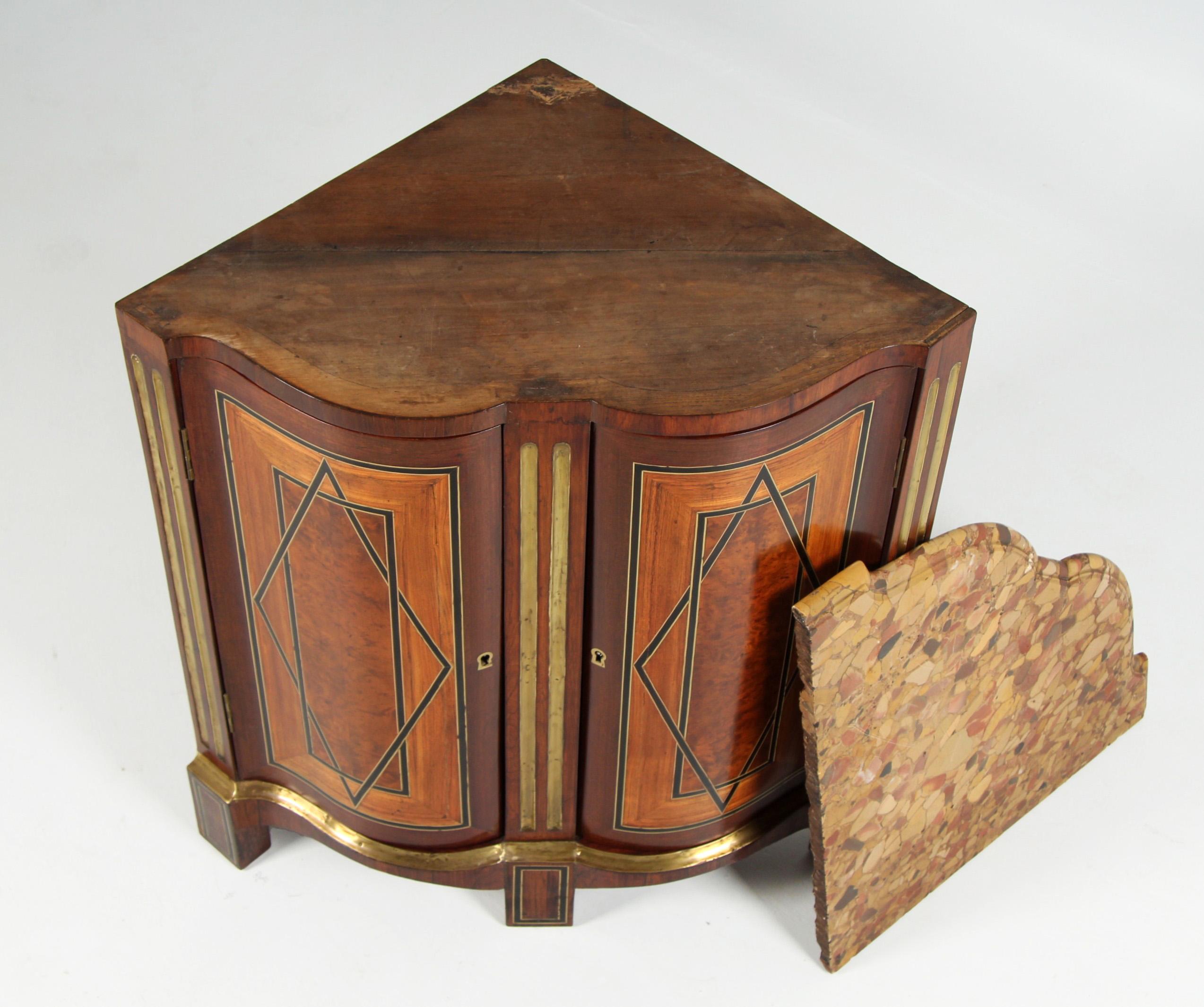 Laiton Armoire d'angle du XVIIIe siècle, Coffre d'angle, Encoignure, France, vers 1770 en vente