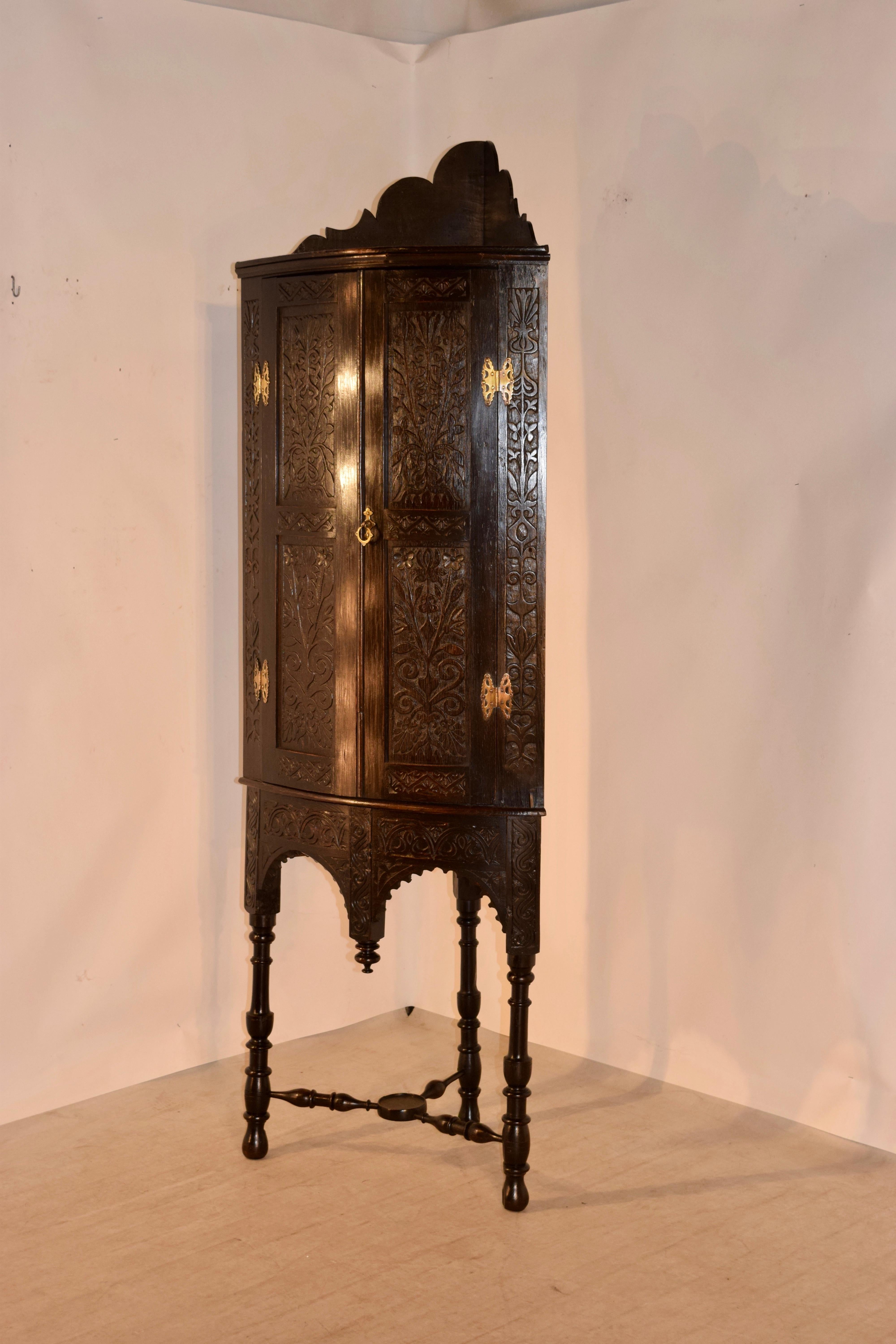 18th Century Corner Cupboard on Stand In Good Condition In High Point, NC