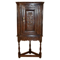 Armoire d'angle du XVIIIe siècle sur pied