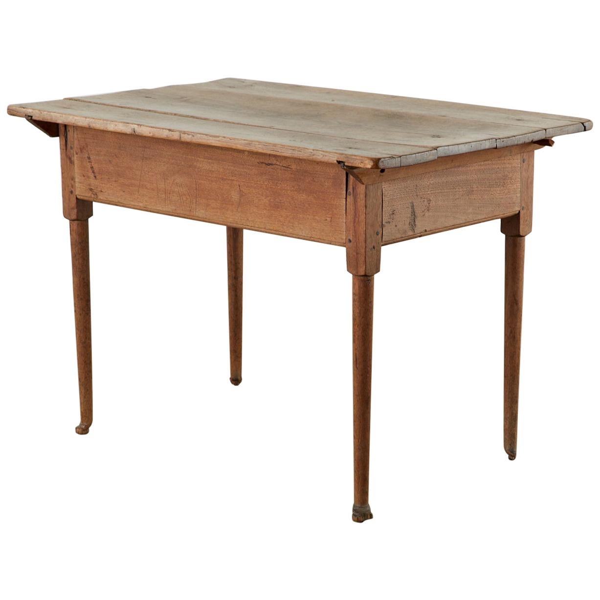 Rustic 18th century country English farmhouse work table or console table made in the style of a tavern table. Features a beautifully aged, scrubbed pine top and oak base. Constructed with wood peg joinery the table is supported by straight round