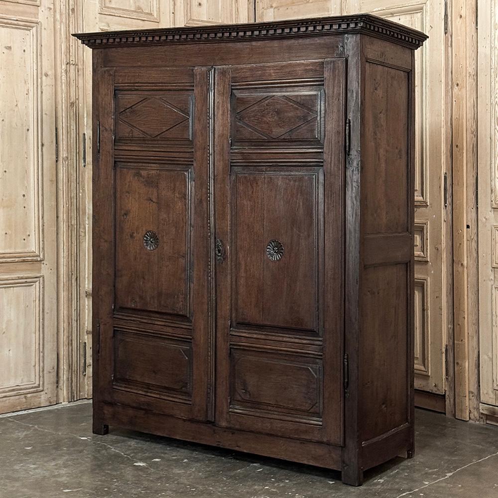 L'Armoire Country French del 18° secolo è un esempio senza tempo di artigiani rurali che emulano gli stili stabiliti dalla corte del re, ma che lavorano con strumenti e tecniche semplici che sono state tramandate di generazione in generazione. 