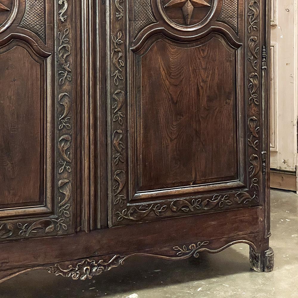 Armoire de campagne française du XVIIIe siècle avec étoiles solitaires sculptées en vente 5