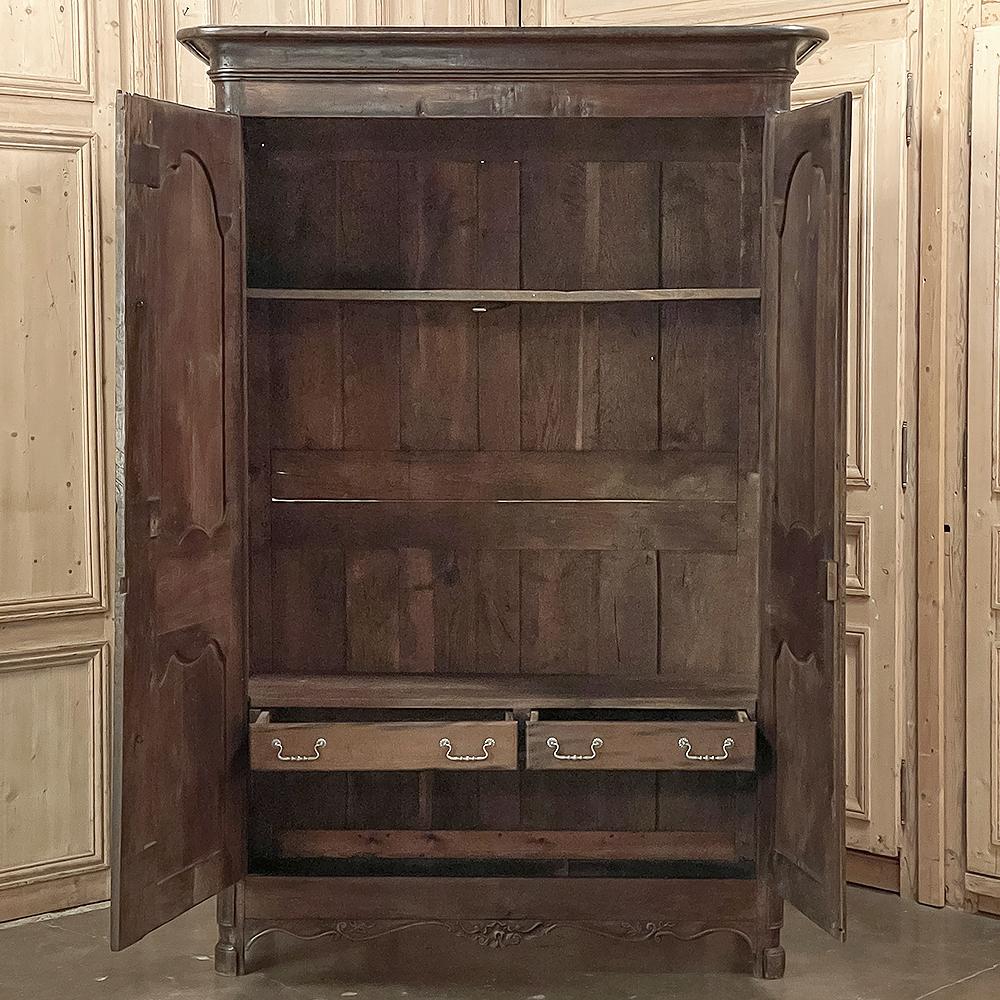 18th Century Country French Armoire with Carved Lone Stars In Good Condition For Sale In Dallas, TX