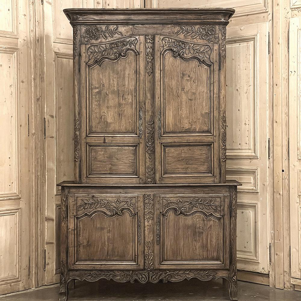 18th Century Country French Buffet a Deux Corps ~ Two Tiered Cabinet In Good Condition For Sale In Dallas, TX