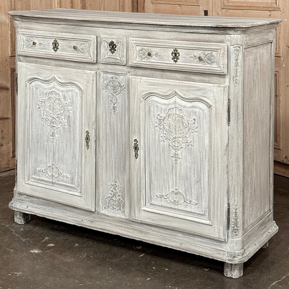 Il mobile Buffet del 18° secolo è stato progettato per servire una famiglia tipicamente numerosa e per fornire uno spazio adeguato per tutte le porcellane, le posate e la cristalleria e, allo stesso tempo, per dare un tocco di stile alla stanza. 