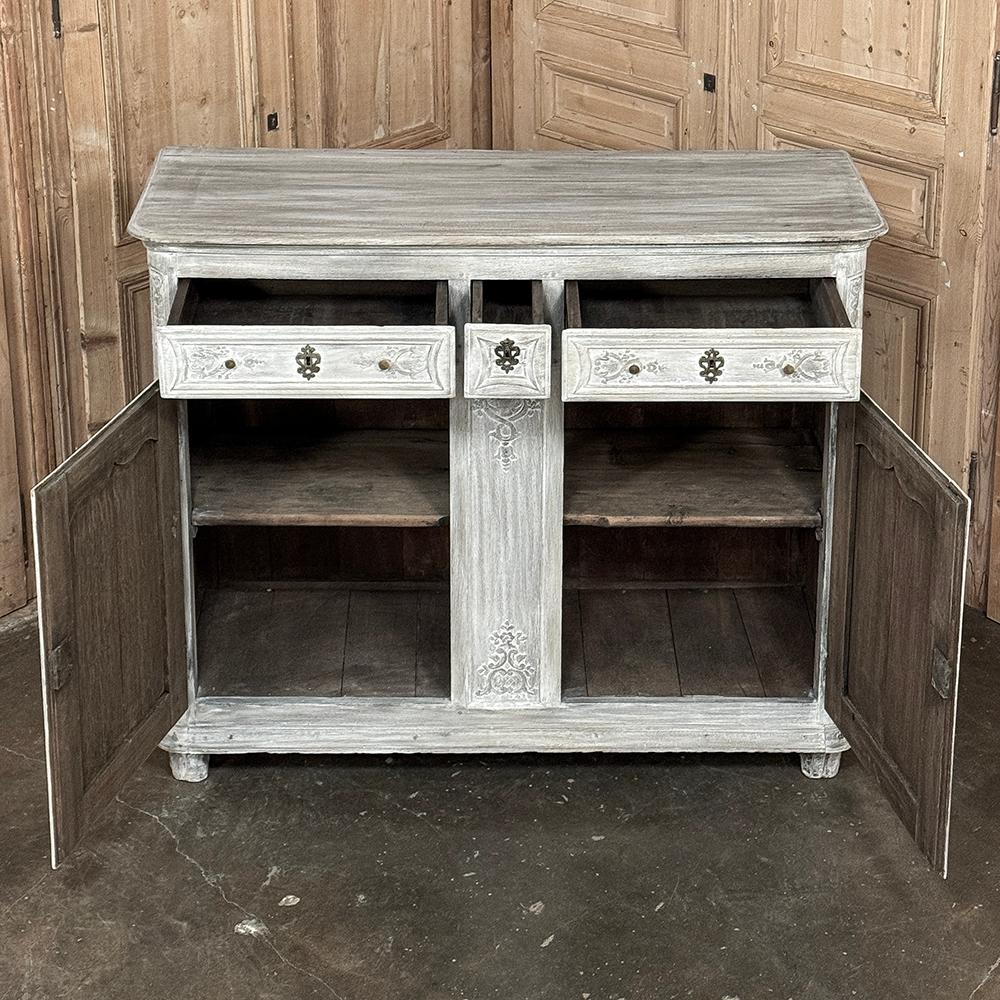Intagliato a mano 18th Century Country French Buffet ~ Cabinet in Stripped Oak in vendita