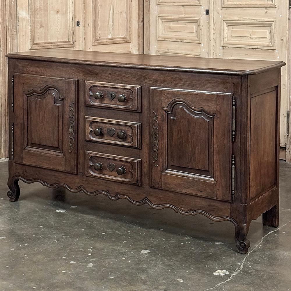 18. Jahrhundert Land Französisch Buffet ~ Credenza wird eine prächtige Ergänzung für jeden Raum in der Wohnung oder im Büro zu machen!  Er ist aus altem, abgelagertem Hartholz handgefertigt und hat eine niedrigere Höhe als üblich, so dass er ideal