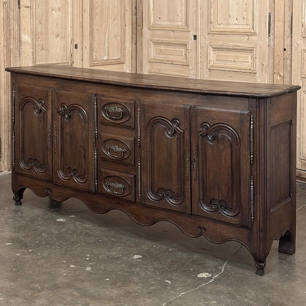 Buffet français du XVIIIe siècle ~ L'Enfilade est une merveille de travail manuel réalisé par des artisans talentueux utilisant des techniques transmises depuis des siècles !  Réalisée en chêne blanc sélectionné, la menuiserie est aussi robuste que