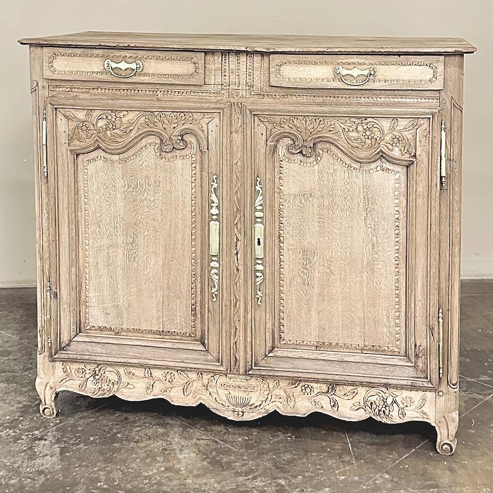 Le buffet de Normandie du XVIIIe siècle a été conçu pour servir une grande maison et fournir un espace de rangement adéquat pour toute la porcelaine, les couverts et la verrerie appartenant à la famille, et ce, avec un style français classique ! 