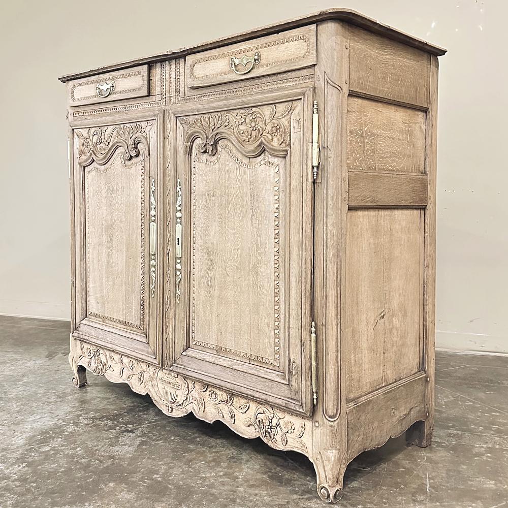 Sculpté à la main Buffet de campagne français du XVIIIe siècle de Normandie en vente